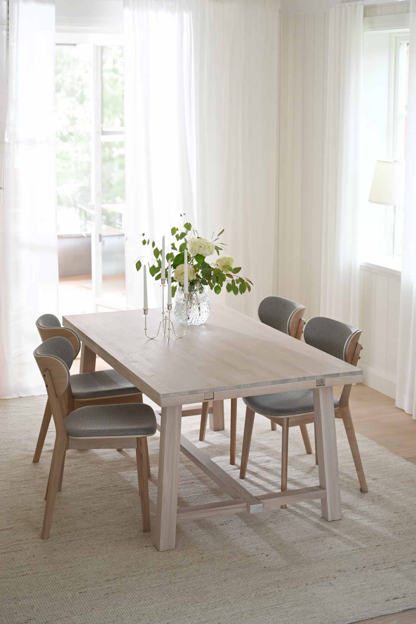 Komfortabel & schön – Stuhl Kato 2er Set, Whitewash / Grau Beige.