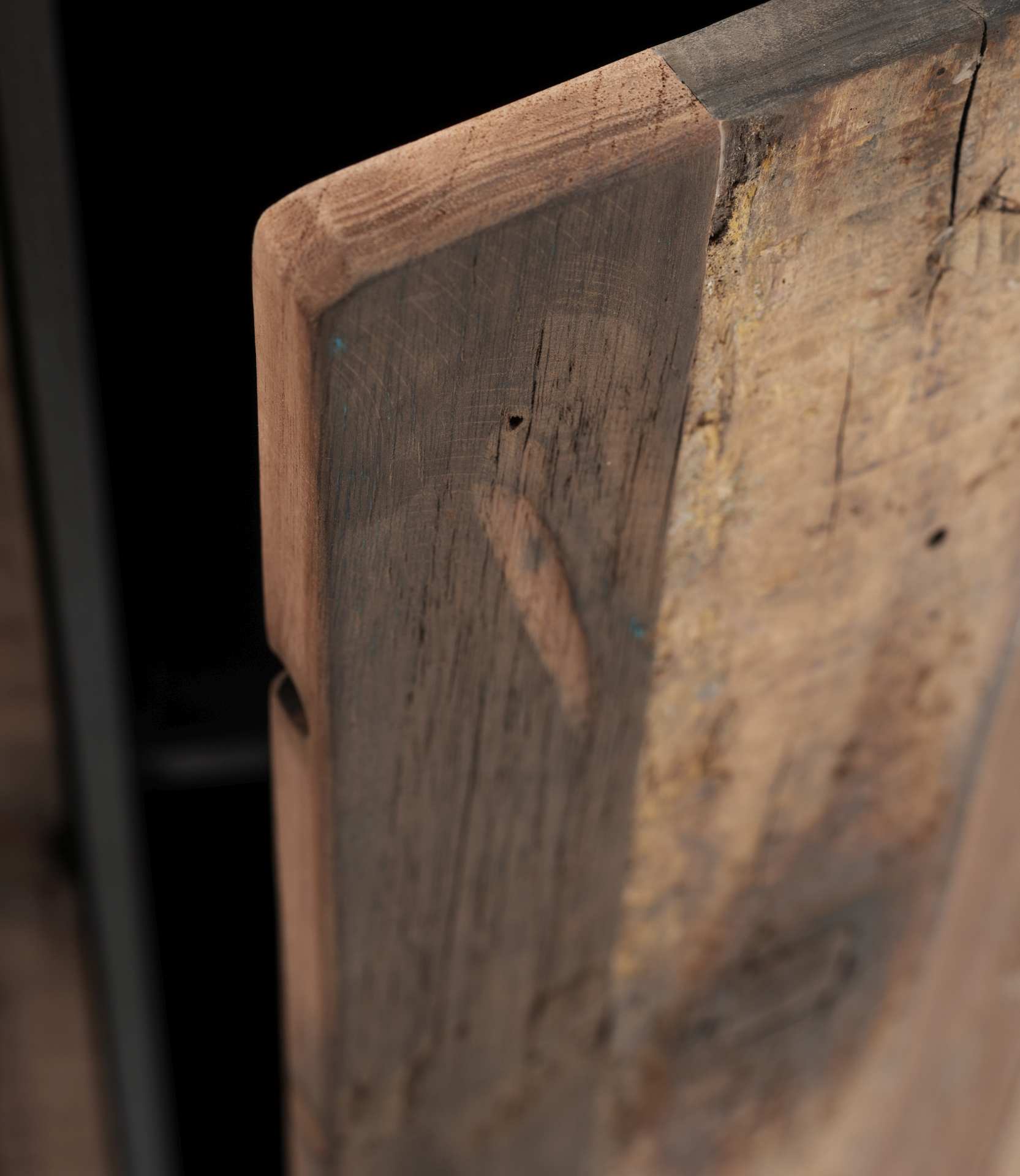 Das Sideboard Rustica überzeugt mit seinem Industriellen Design. Gefertigt wurde es aus einem Mix aus Recyceltem Boots Holz und Mindi Holz, welches einen schwarzen und natürlichen Farbton besitzt. Das Gestell ist aus Metall und hat eine schwarze Farbe. Da