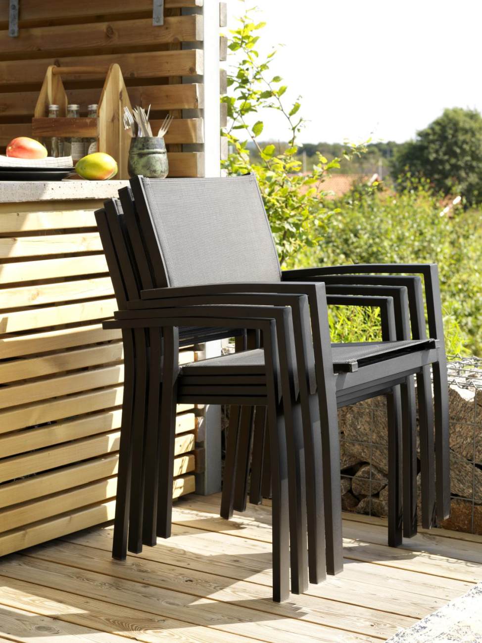 Der Gartenstuhl Rana überzeugt mit seinem modernen Design. Gefertigt wurde er aus Textilene, welcher einen schwarzen Farbton besitzt. Das Gestell ist aus Metall und hat eine schwarze Farbe. Die Sitzhöhe des Stuhls beträgt 44 cm.