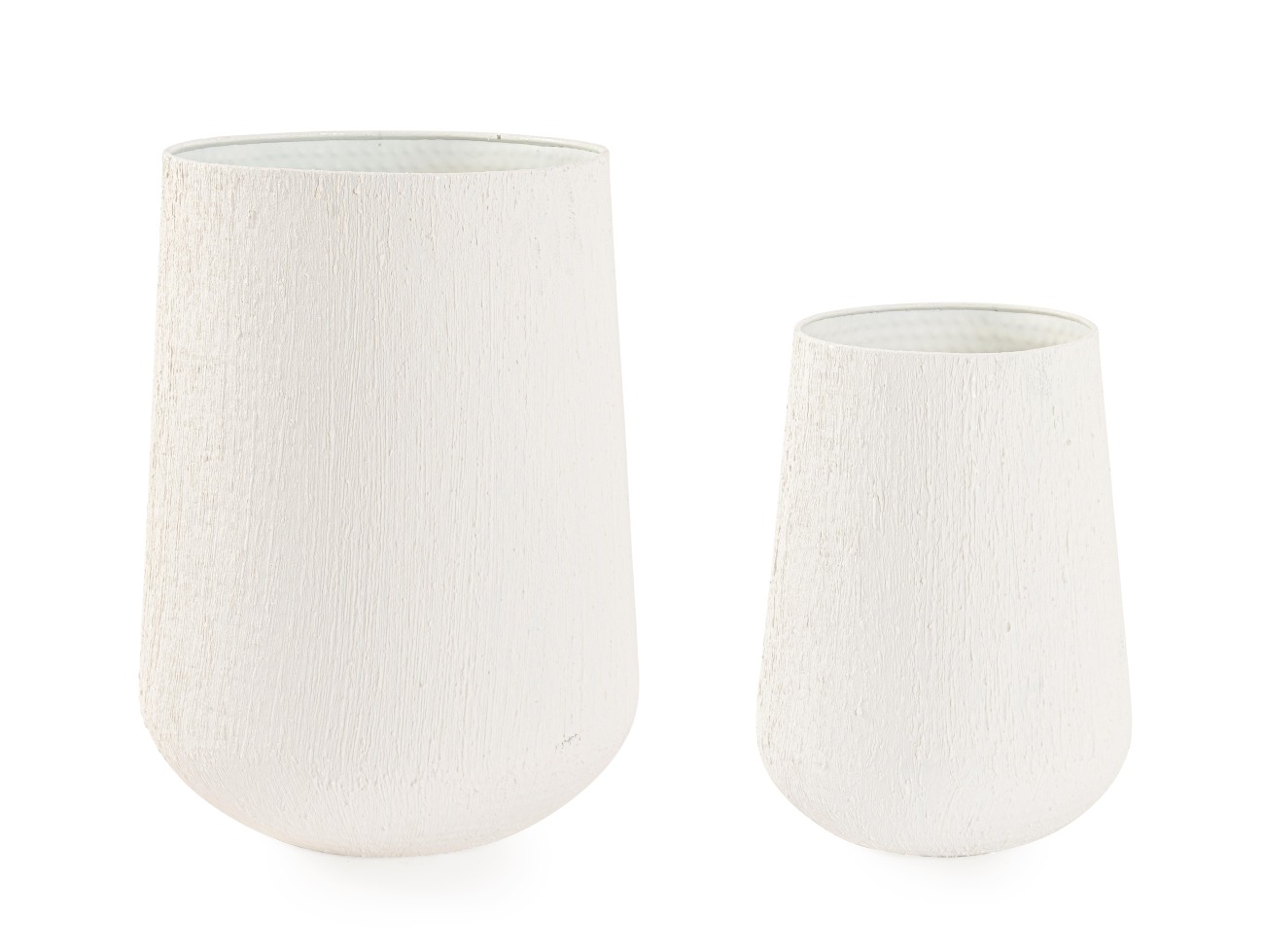 Die Outdoor Vase Kenar überzeugt mit ihrem modernen Design. Gefertigt wurde sie aus Metall, welches einen weißen Farbton besitzt. Die Vase besteht aus einem 2er Set in unterschiedlichen Größen.