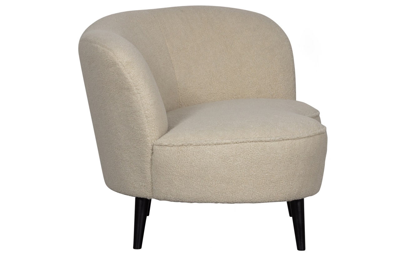 Der Loungesessel Sara überzeugt mit seinem modernen Design. Gefertigt wurde er aus Teddy Stoff, welcher einen Creme Farbton besitzt. Das Gestell ist aus Holz und hat eine schwarze Farbe. Der Sessel besitzt eine Sitzhöhe von 42 cm.
