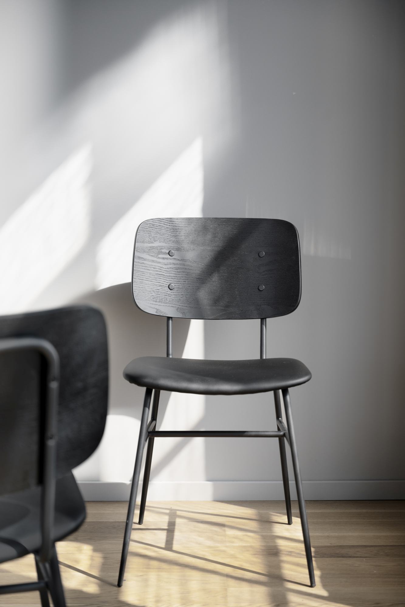 Stuhl Brent 2er Set, Esche Schwarz – modernes Design trifft Komfort.