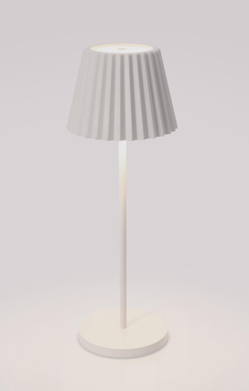 Die Outdoor Lampe Artika überzeugt mit ihrem modernen Design. Gefertigt wurde sie aus Metall, welches einen weißen Farbton besitzt. Die Lampe besitzt eine Höhe von 36 cm.