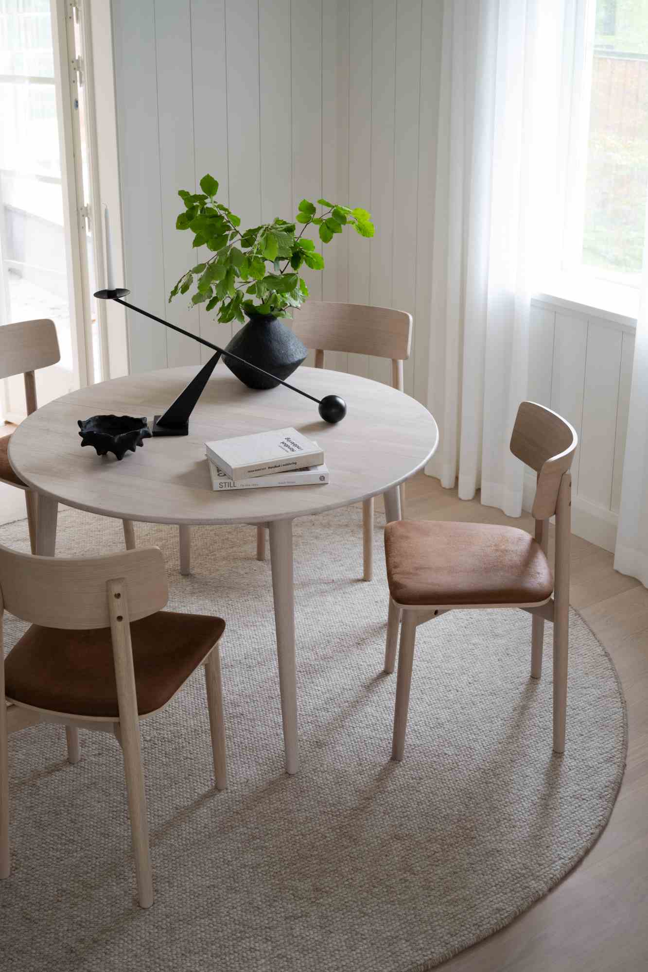 Komfortabel & schön – Ausziehtisch Tyler Rund 120/165cm, Eiche Weiß pigmentiert.