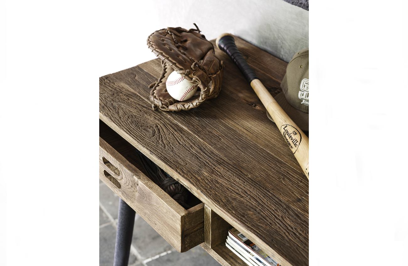 Der Schreibtisch Maddox überzeugt mit seinem modernen Stil. Gefertigt wurde er aus recyceltem Holz, welches einen braunen Farbton besitzt. Das Gestell ist aus Metall und hat eine schwarze Farbe. Der Schreibtisch besitzt eine Größe 110 cm.