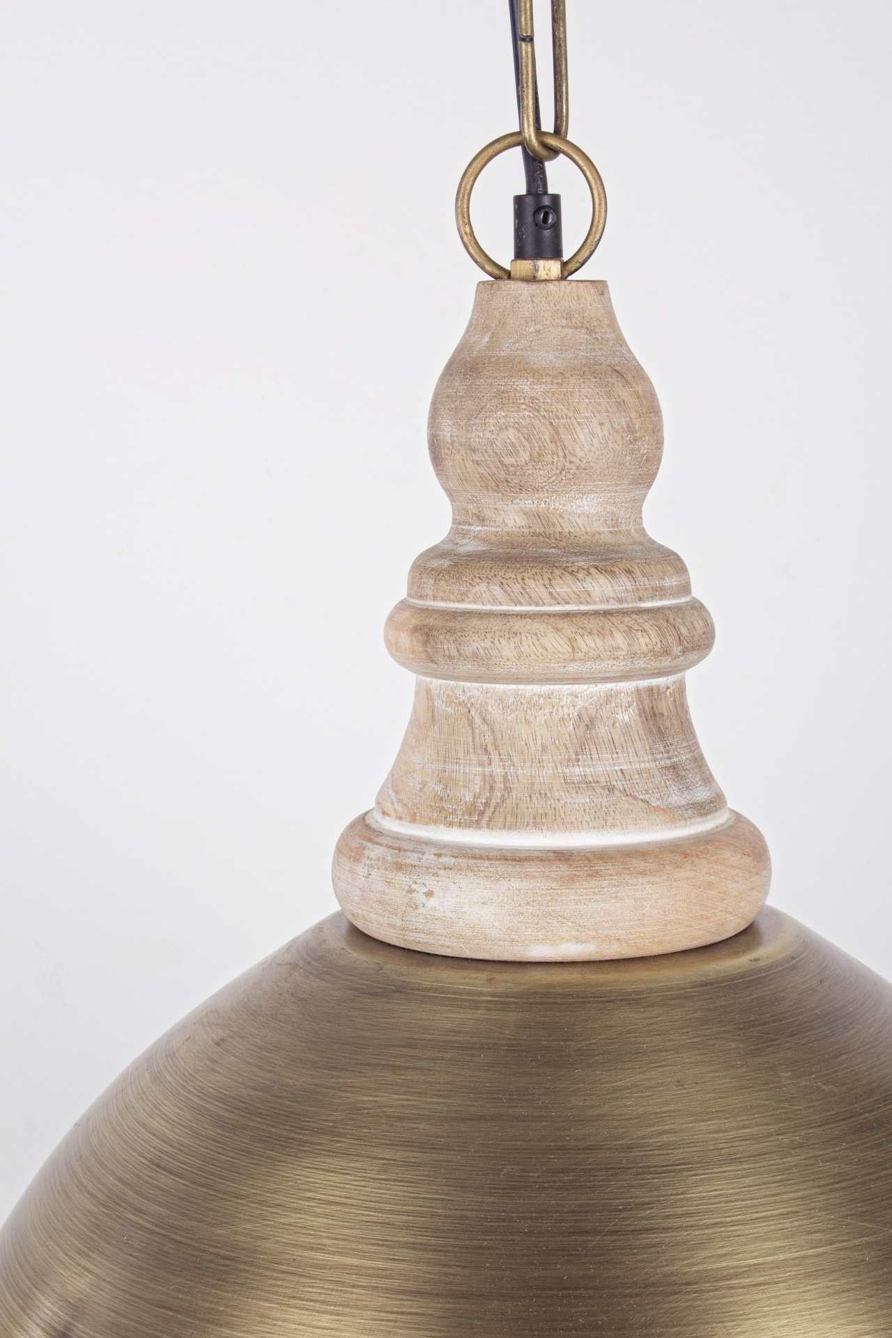 Die Hängeleuchte Zurine überzeugt mit ihrem klassischen Design. Gefertigt wurde sie aus Metall, welches einen goldene Farbton besitzt. Das Gestell ist auch aus Metall. Die Lampe besitzt eine Höhe von 45 cm.
