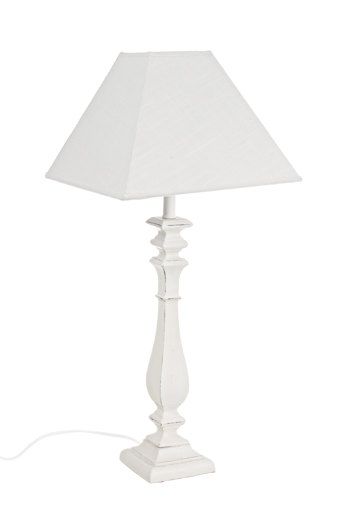 Die Tischleuchte Ajaccio überzeugt mit ihrem klassischen Design. Gefertigt wurde sie aus MDF, welches einen weißen Farbton besitzt. Der Lampenschirm ist aus Baumwolle und hat eine weiße Farbe. Die Lampe besitzt eine Höhe von 52 cm.