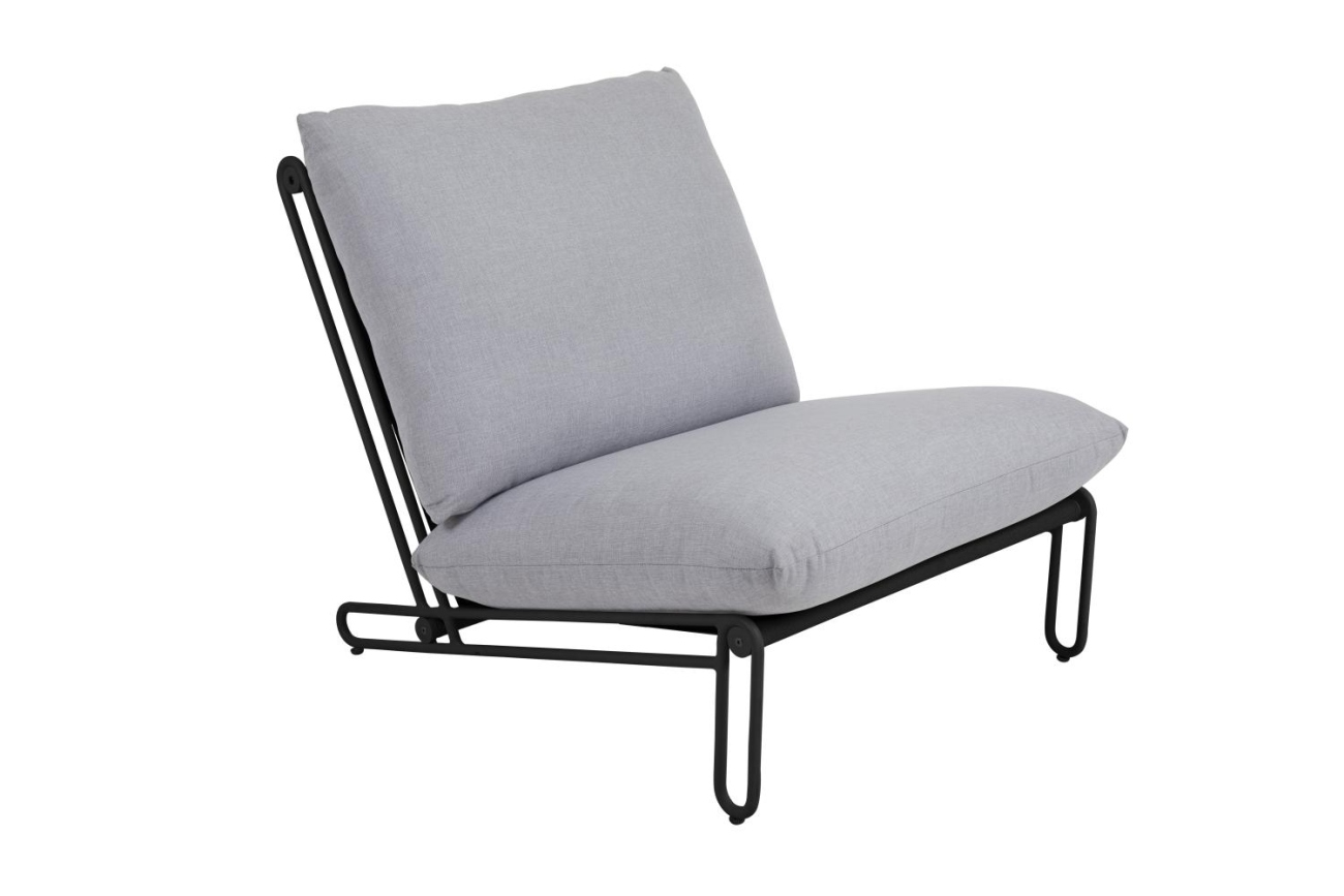 Der Gartensessel Blixt überzeugt mit seinem modernen Design. Gefertigt wurde er aus Metall, welches einen schwarzen Farbton besitzt. Das Gestell ist auch aus Metall und das Sitzkissen hat eine graue Farbe. Die Sitzhöhe des Sessels beträgt 40 cm.