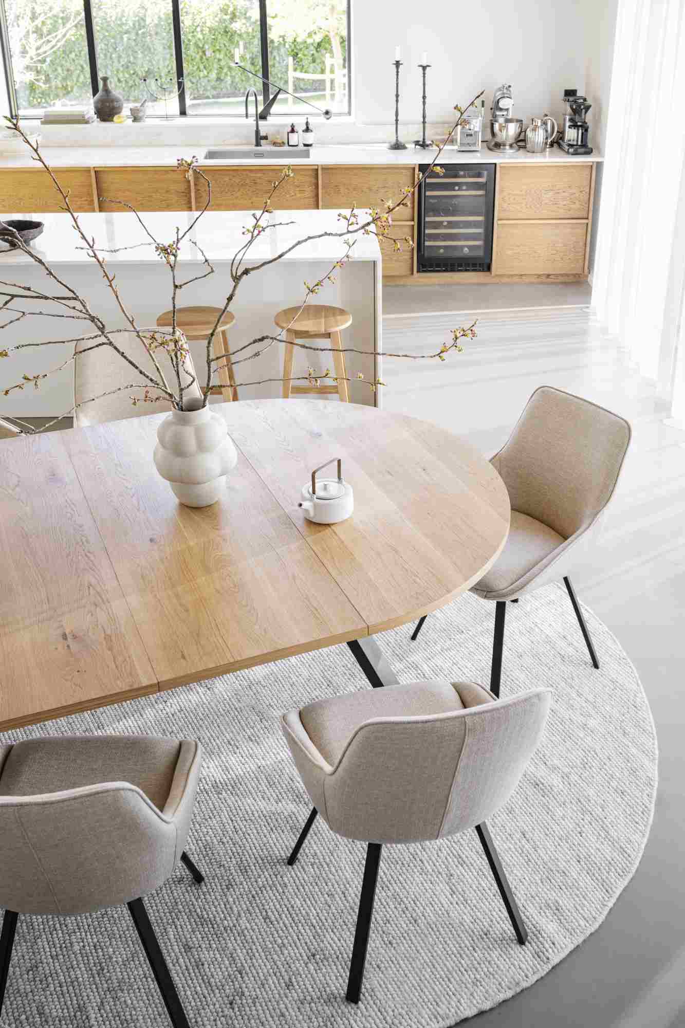 Esstisch Maddock Rund 135cm, Eiche Natur – überzeugt mit zeitlosem Stil.