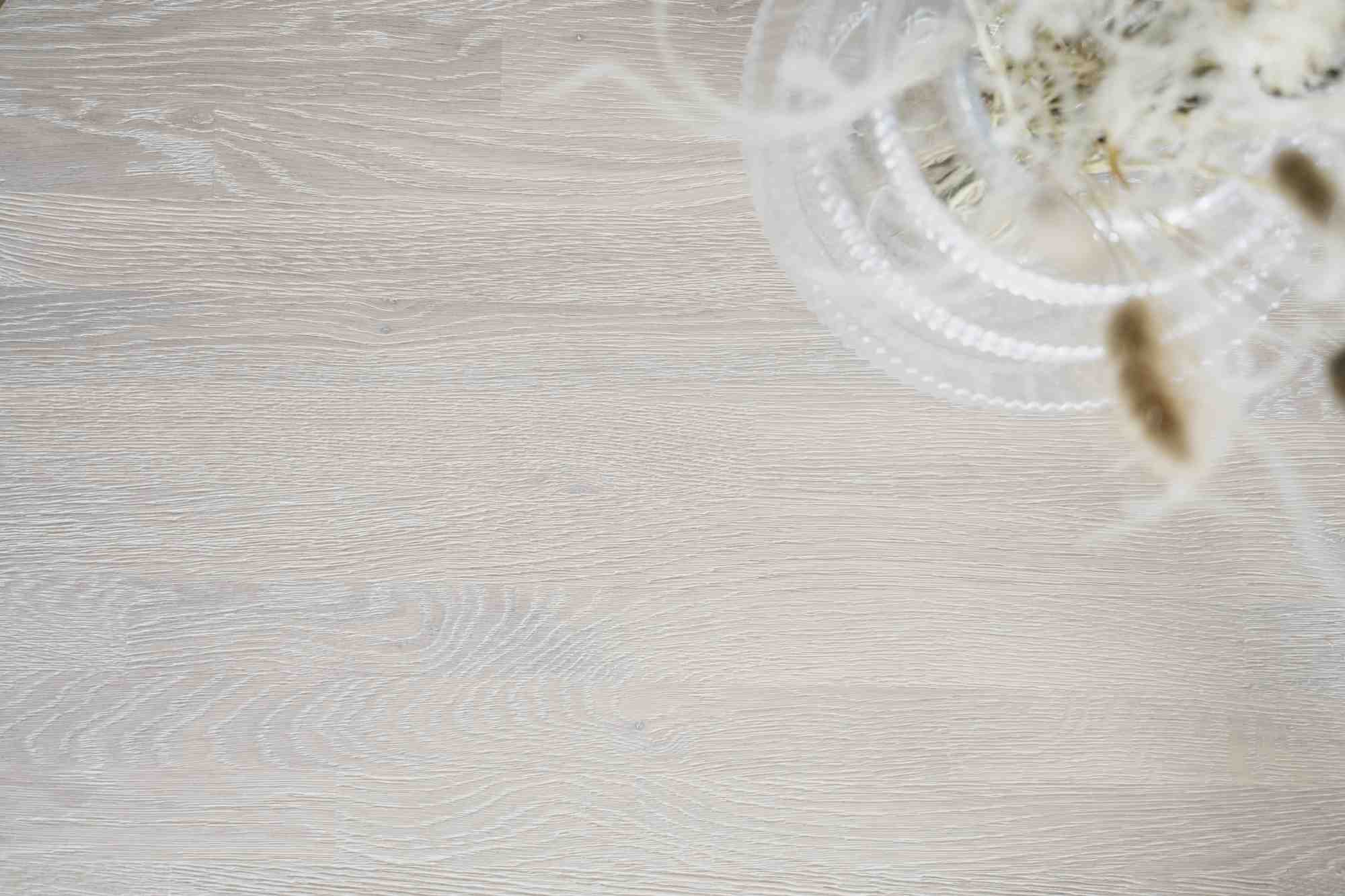 Jetzt entdecken: Esstisch Fred Rund 160cm, Eiche Weiß pigmentiert mit hochwertiger Verarbeitung.