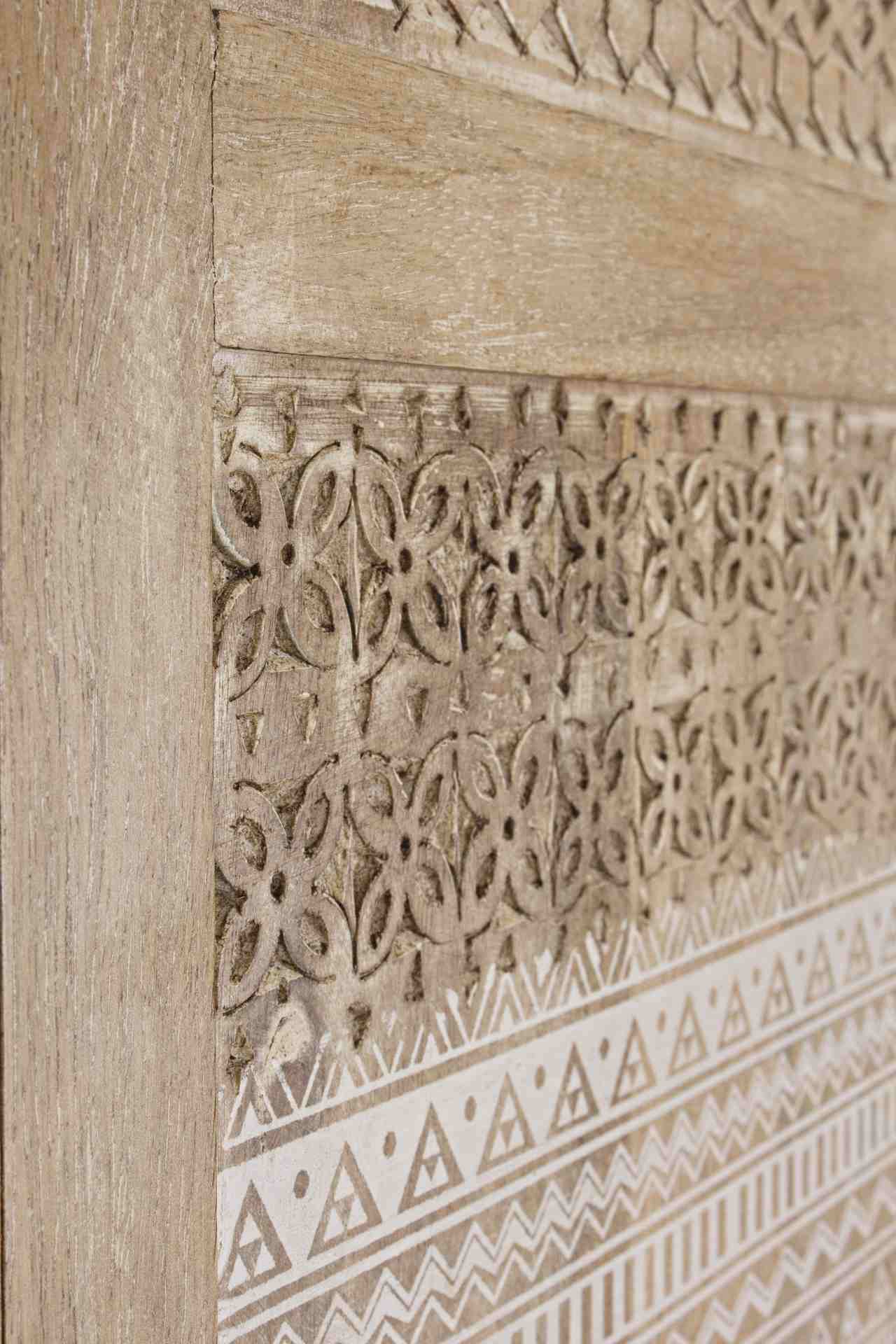 Der Schrank Mayra überzeugt mit seinem klassischen Design. Gefertigt wurde er aus Mango-Holz, welches einen natürlichen Farbton besitzt. Das Gestell ist auch aus Mango-Holz. Der Schrank verfügt über zwei Türen. Die Breite beträgt 88 cm.