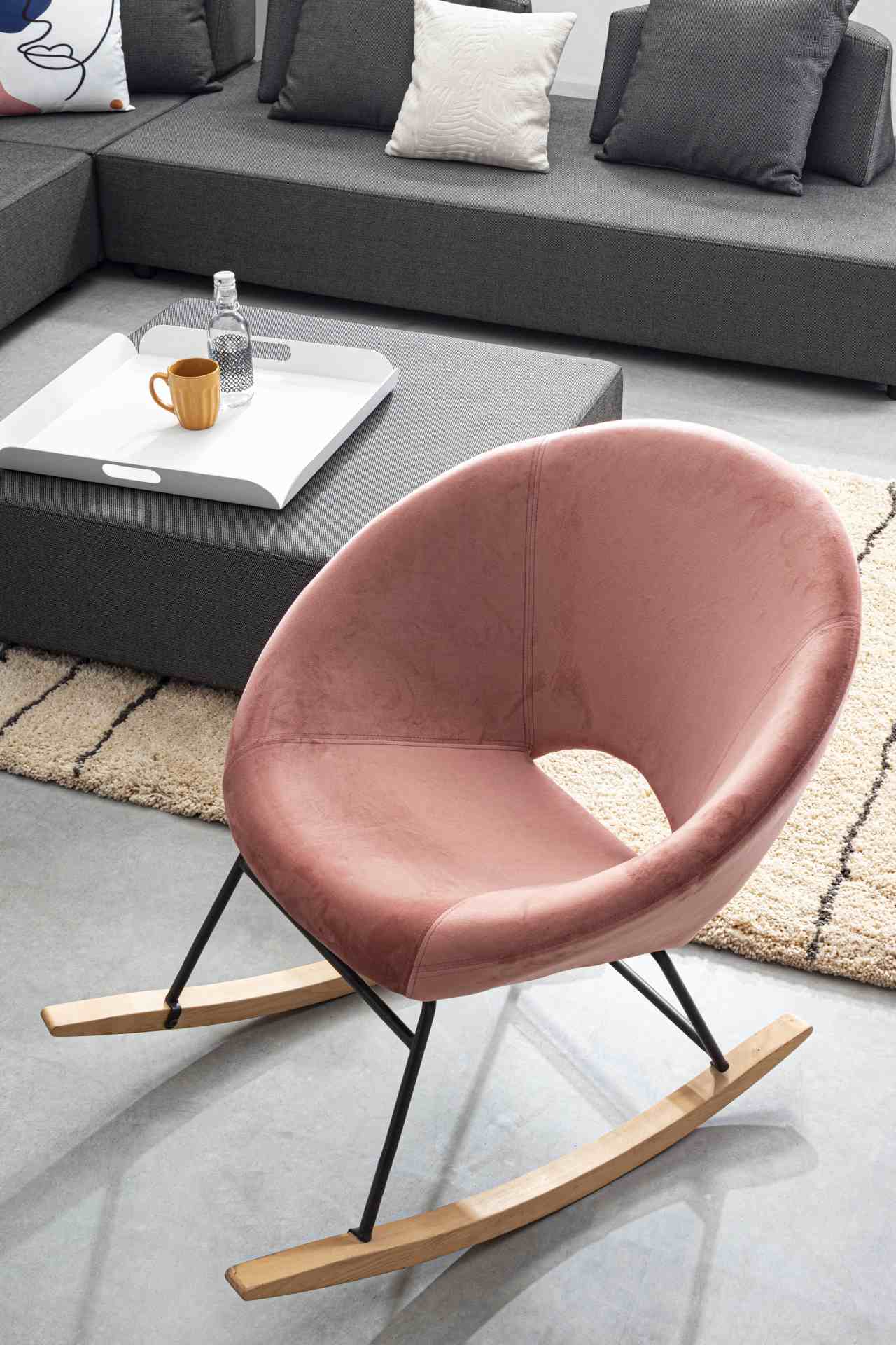 Der Sessel Annika überzeugt mit seinem modernen Design. Gefertigt wurde er aus Stoff in Samt-Optik, welcher einen rosa Farbton besitzt. Das Gestell ist aus Metall und hat eine schwarze Farbe. Der Sessel besitzt eine Sitzhöhe von 44 cm. Die Breite beträgt 