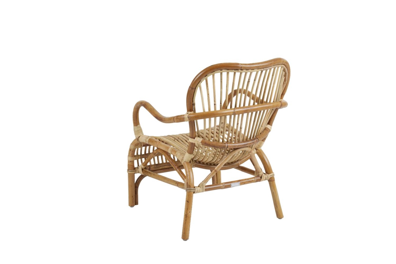 Der Gartenstuhl Vallada überzeugt mit seinem modernen Design. Gefertigt wurde er aus Rattan, welcher einen natürlichen Farbton besitzt. Das Gestell ist aus Metall und hat eine schwarze Farbe. Die Sitzhöhe des Stuhls beträgt 37 cm.