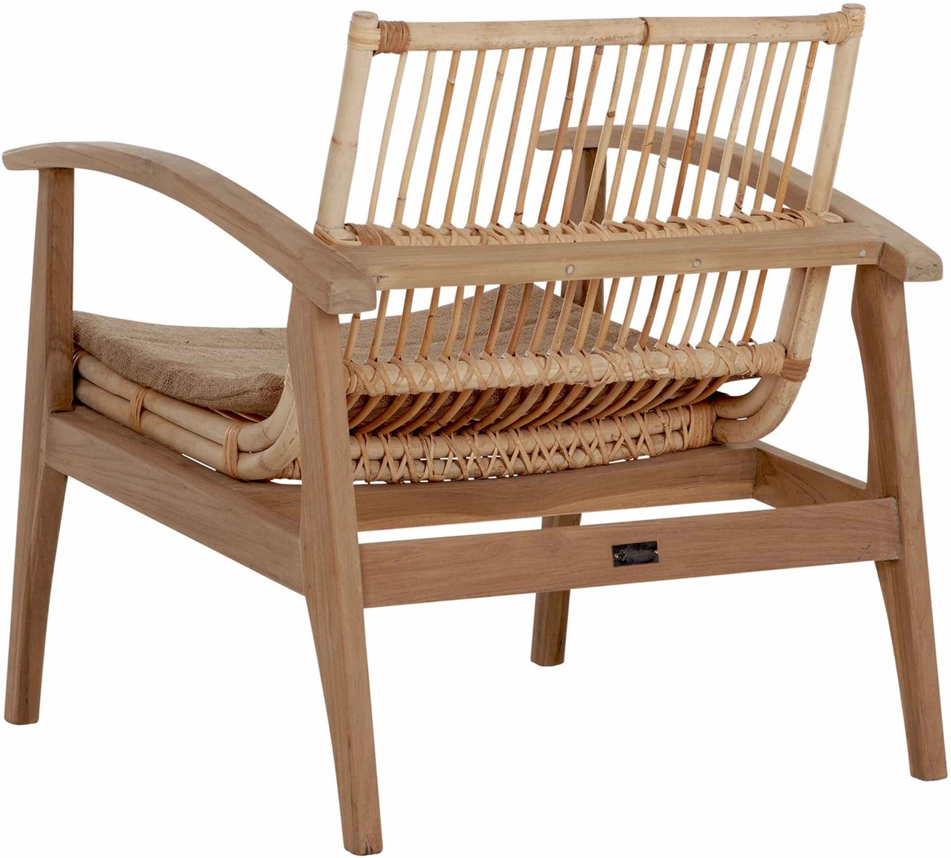Der Loungesessel Marvin überzeugt mit seinem modernen Design aber auch mit seinem Boho Stil. Gefertigt wurde der Sessel aus Teakholz, welches einen natürlichen Farbton besitzt. Die Sitz- und Rückenfläche sind aus Rattan, welche ebenfalls einen natürlichen