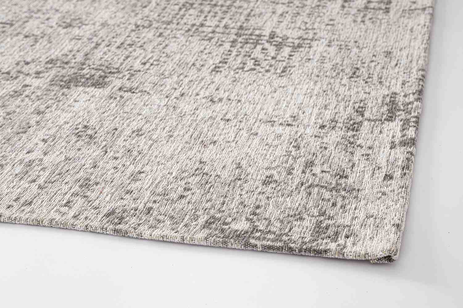 Der Teppich Suri überzeugt mit seinem modernen Design. Gefertigt wurde die Vorderseite aus 50% Chenille, 30% Polyester und 20% Baumwolle, die Rückseite ist aus Latex. Der Teppich besitzt eine silbernen Farbton und die Maße von 155x230 cm.