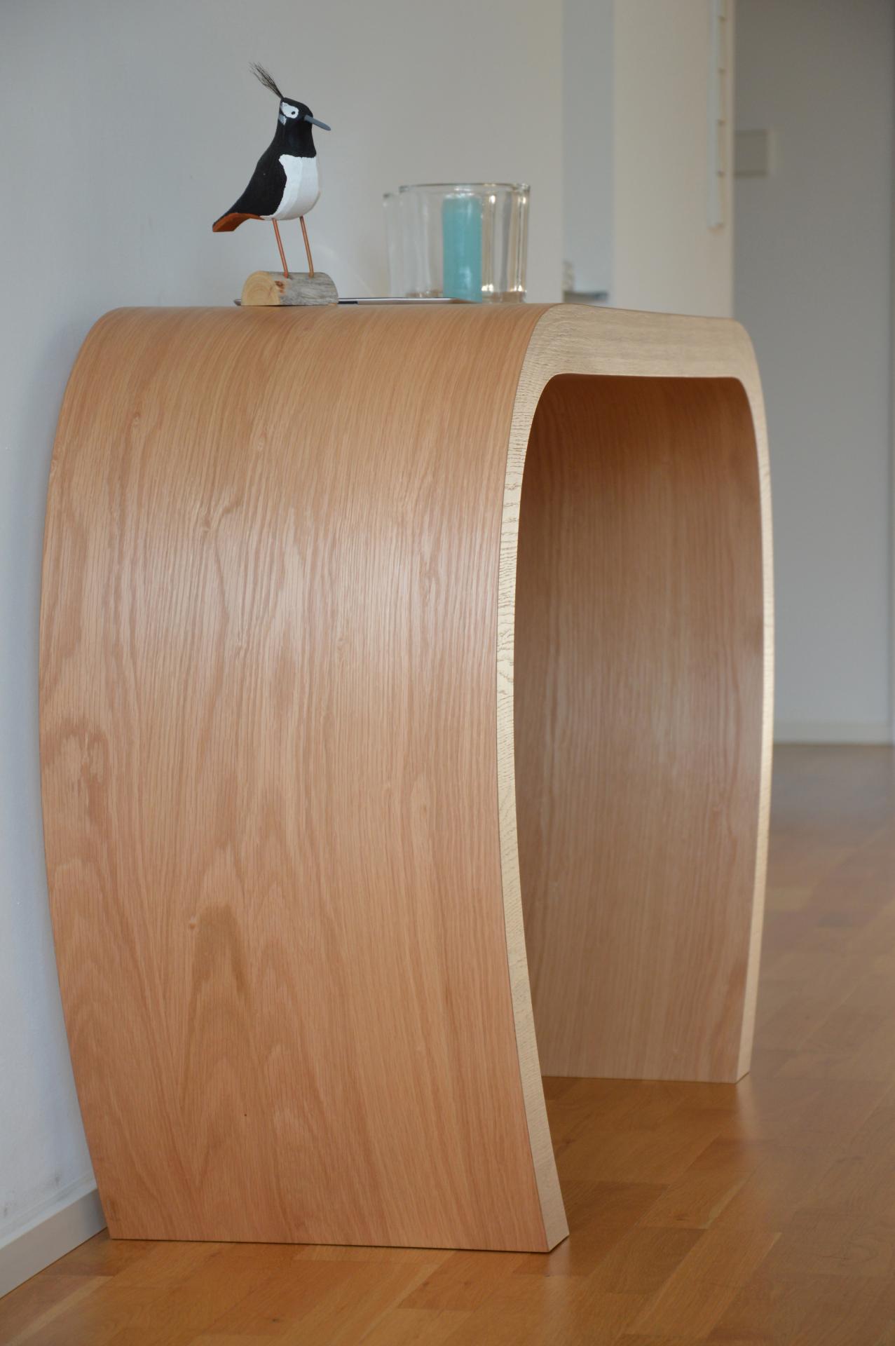 Das Sideboard Sidebow überzeugt mit seiner besonderen Form. Gefertigt wurde das Sideboard aus Echtholzfurnier. Die Farbe ist Asteiche. Es ist ein Produkt der Marke Jan Kurtz und hat eine Breite von 123 cm.