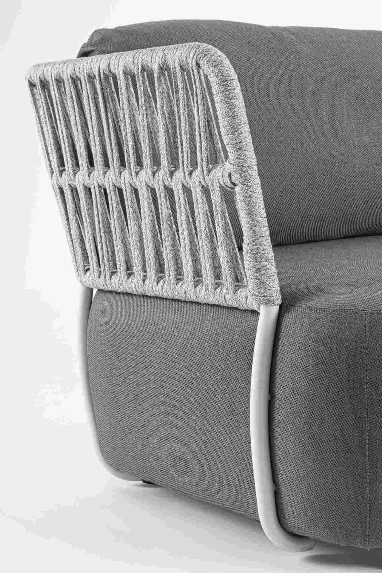 Das Gartensofa Palmer überzeugt mit seinem modernen Design. Gefertigt wurde es aus Olefin-Stoff, welcher einen grauen Farbton besitzt. Das Gestell ist aus Aluminium und hat eine weiße Farbe. Das Sofa verfügt über eine Sitzhöhe von 40 cm und ist für den Ou