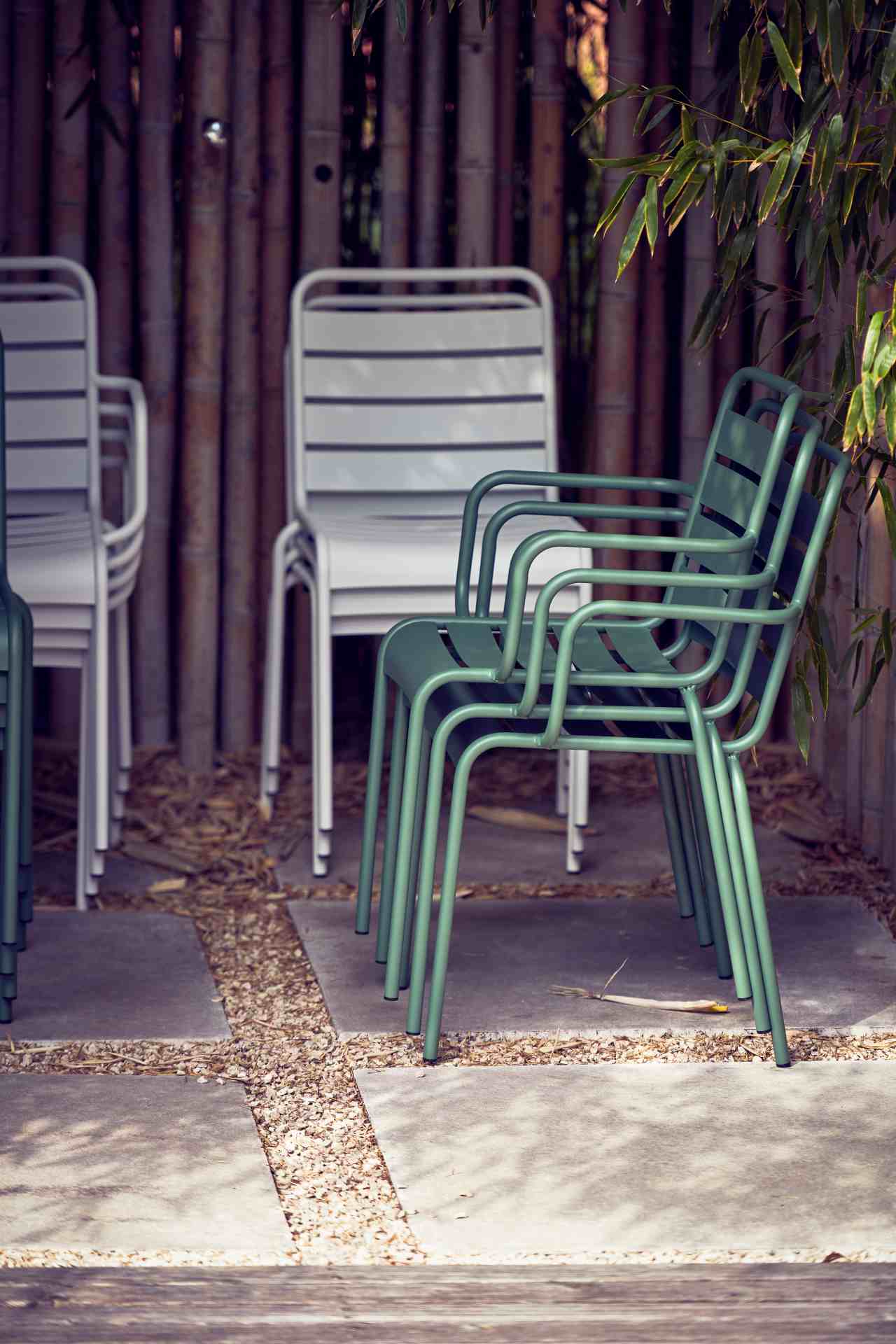 Der moderne Stapelsessel Mya wurde aus Aluminium gefertigt und hat einen weißen Farbton. Designet wurde der Sessel von der Marke Jan Kurtz.