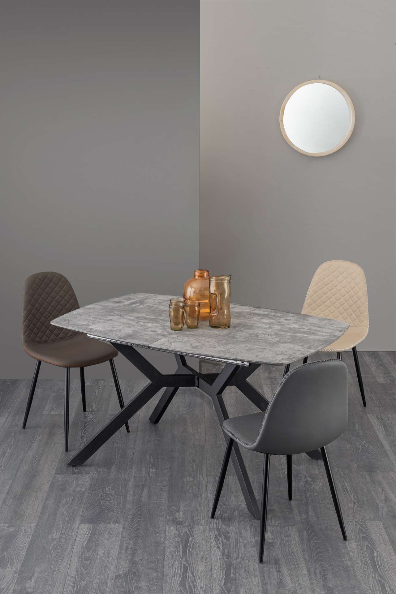 Der Esstisch Dominik überzeugt mit seinem klassischem Design. Gefertigt wurde er aus MDF, welches eine Holz-Optik besitzt. Das Gestell des Tisches ist aus Metall und hat eine schwarze Farbe. Der Tisch ist ausziehbar von einer Breite von 140 cm auf 180 cm.