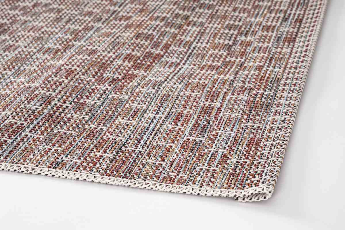 Der Outdoor Teppich Velis überzeugt mit seinem modernen Design. Gefertigt wurde er aus Kunststofffasern, welche einen roten Farbton besitzt. Der Teppich verfügt über eine Größe von 200x290 cm und ist für den Outdoor Bereich geeignet.