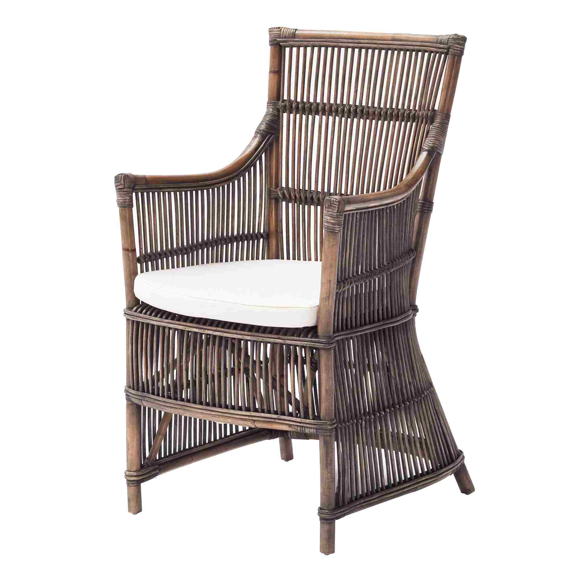 Der Armlehnstuhl Duchess überzeugt mit seinem Landhaus Stil. Gefertigt wurde er aus Rattan, welches einen braunen Farbton besitzt. Der Stuhl verfügt über eine Armlehne und ist im 2er-Set erhältlich. Die Sitzhöhe beträgt beträgt 47 cm.