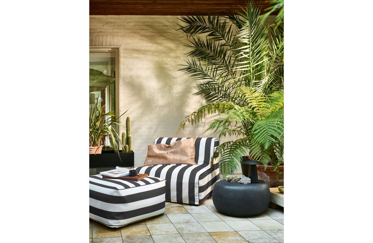Der Gartensessel Sit on Air überzeugt mit seinem modernen Design. Gefertigt wurde er aus Stoff, welcher einen schwarzen Farbton besitzt. Der Sessel ist zum aufblasen und kann daher leicht verstaut werden.