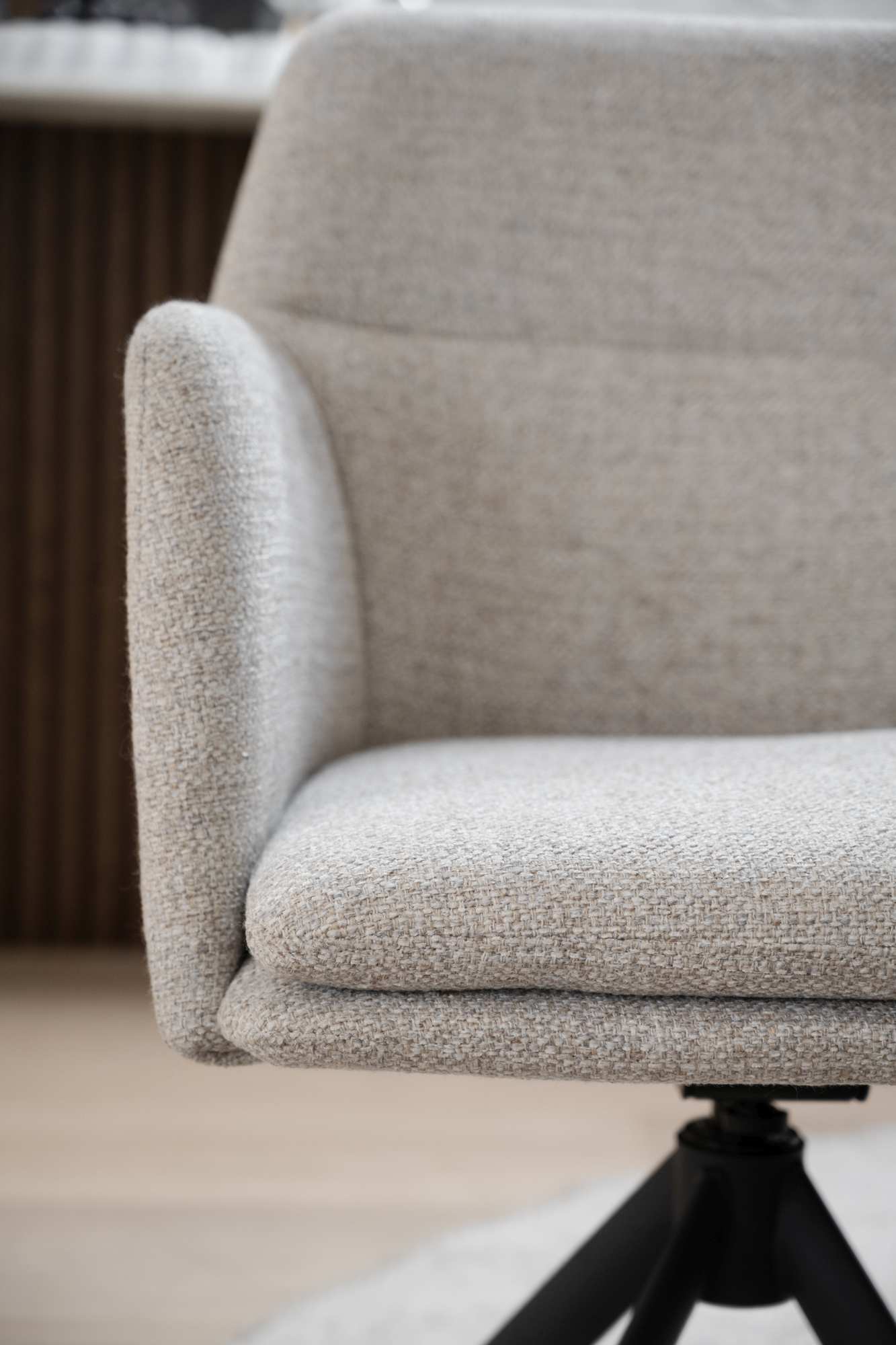 Stuhl Gladstone 2er Set mit Armlehnen, drehbar, Hellbeige – modernes Design trifft Komfort.