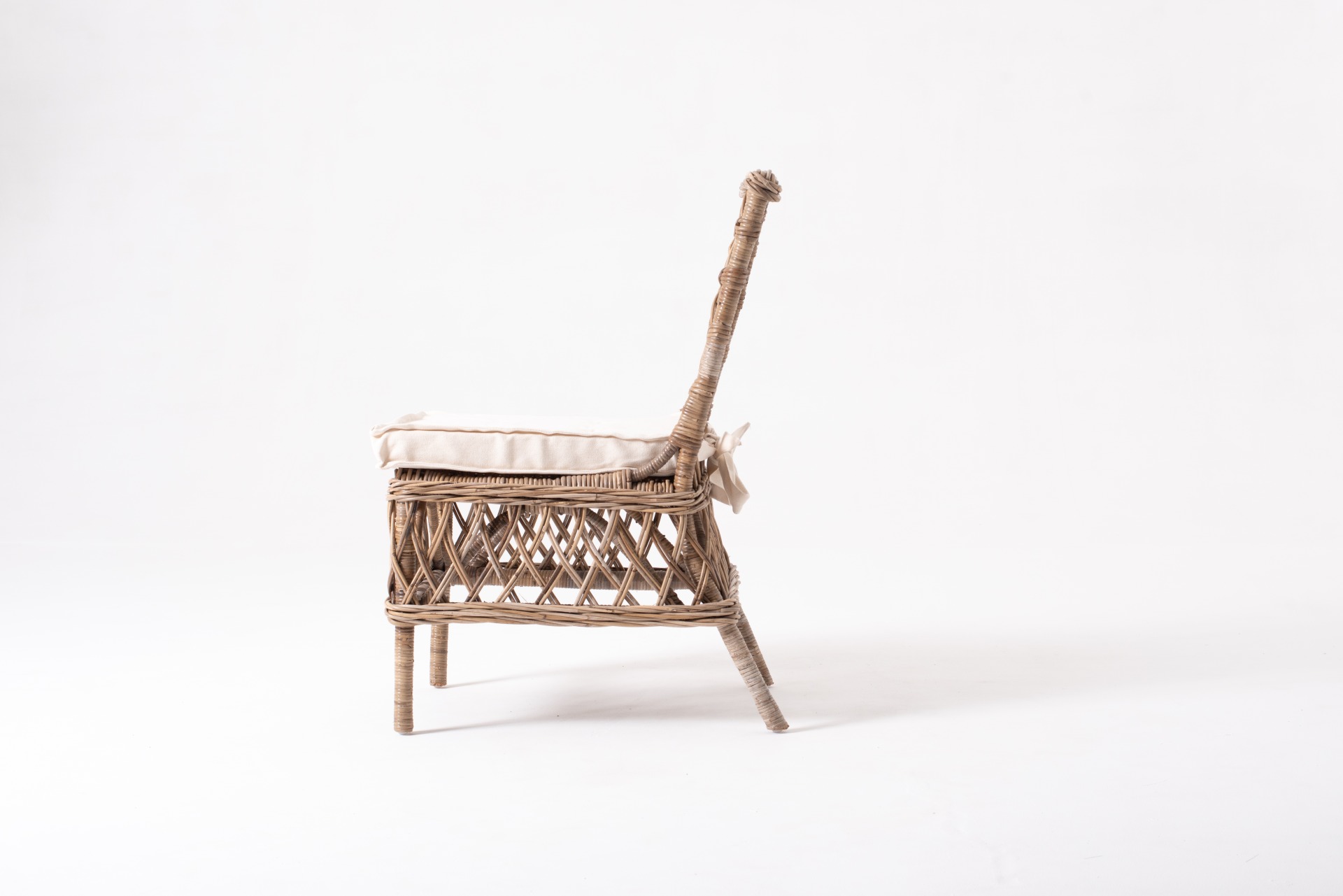 Der Stuhl Aristocrat überzeugt mit seinem Landhaus Stil. Gefertigt wurde er aus Kabu Rattan, welches einen braunen Farbton besitzt. Der Stuhl ist im 2er-Set erhältlich. Die Sitzhöhe beträgt beträgt 46 cm.