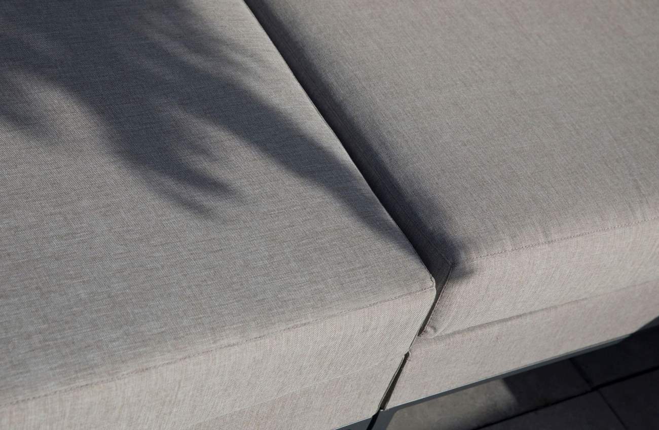 Das Gartenecksofa Sicilia überzeugt mit seinem modernen Design. Gefertigt wurde er aus Stoff, welches einen hellgrauen Farbton besitzt. Das Gestell ist aus Aluminium und hat eine Anthrazit Farbe. Das Sofa wird inklusive Kissen geliefert.