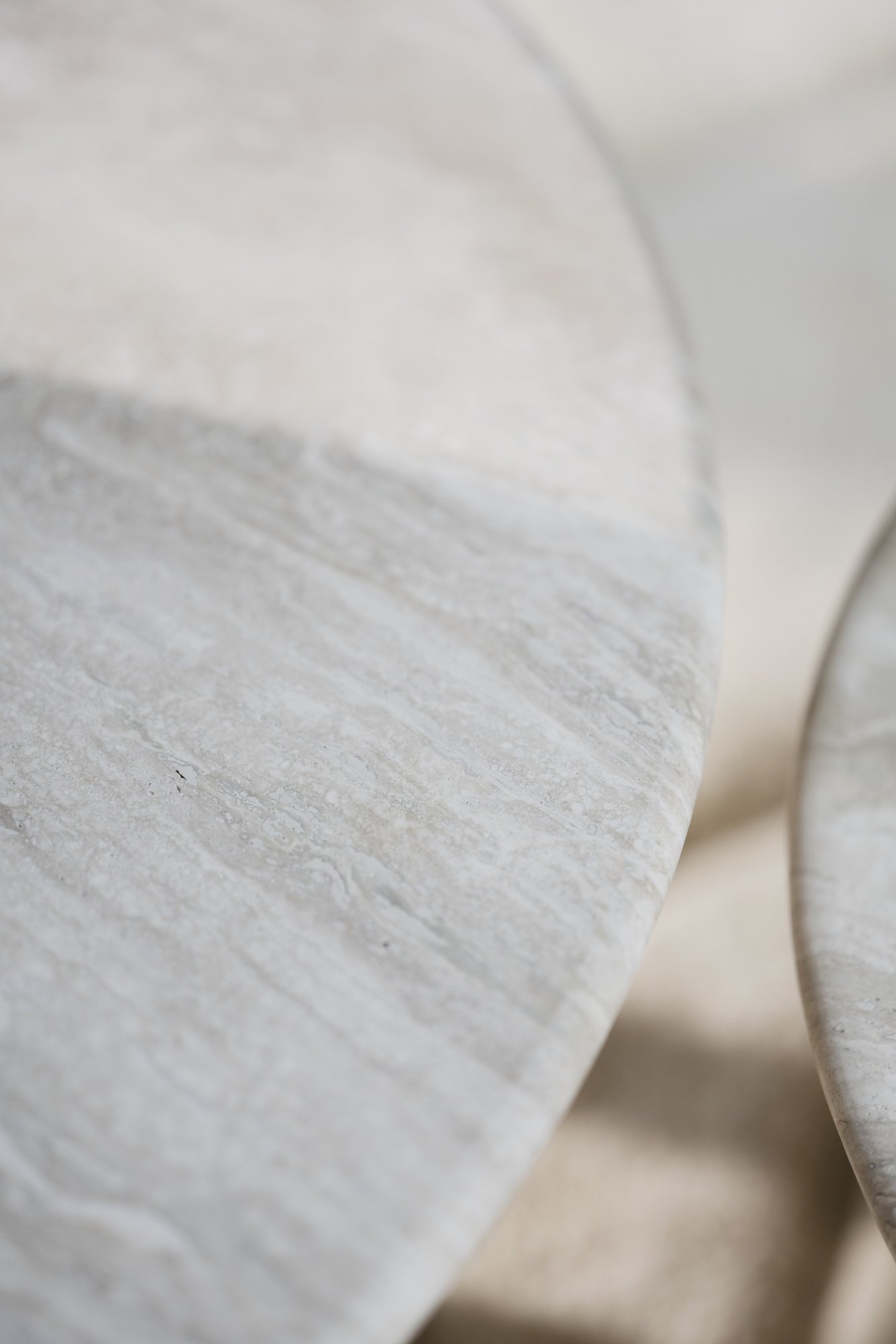 Komfortabel & schön – Couchtisch Taransay, 90x90x45cm, Beige / Weiß pigmentiert.