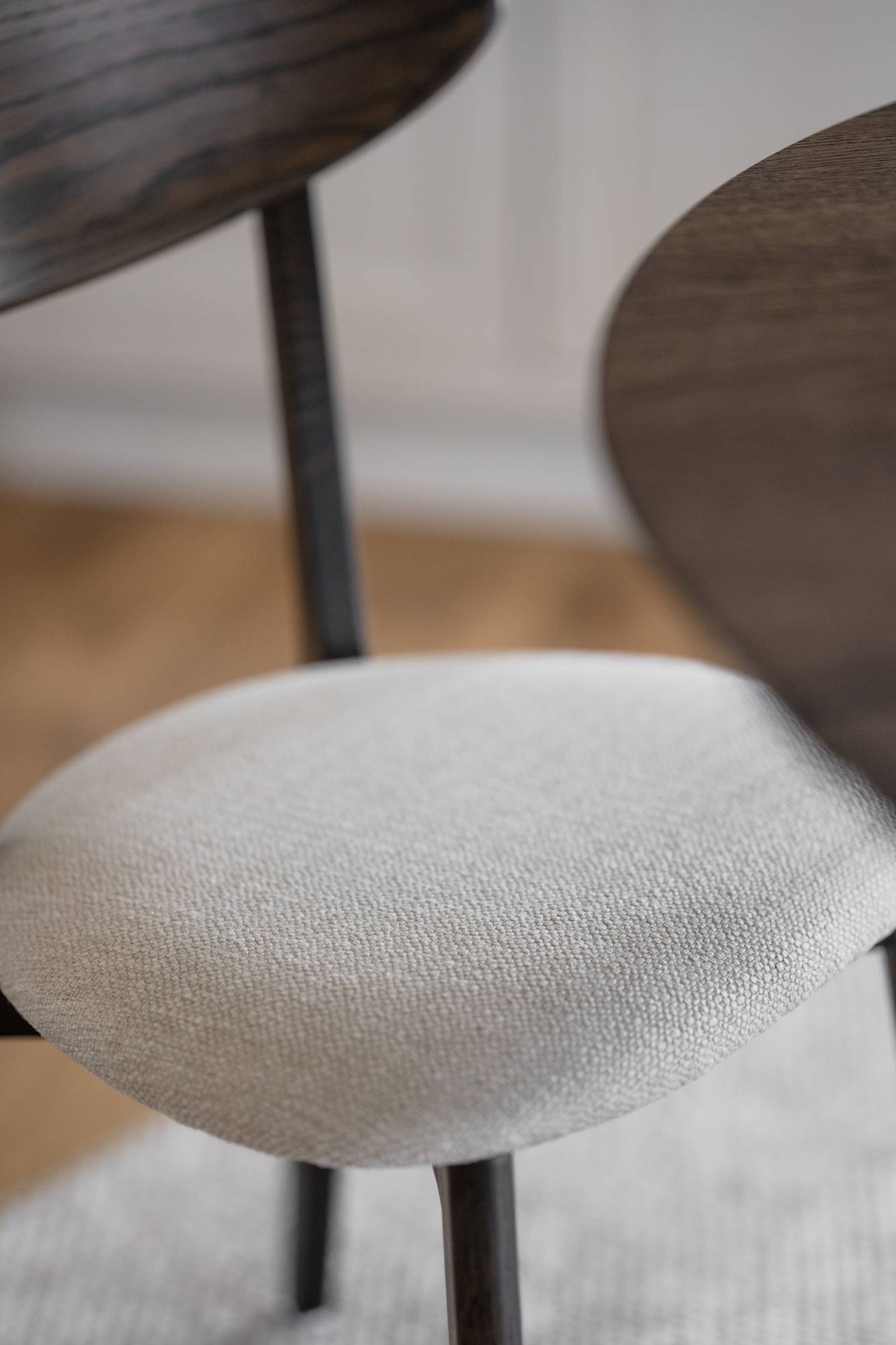 Design trifft Funktion: Stuhl Ami Eiche 2er Set, Braun / Sand.