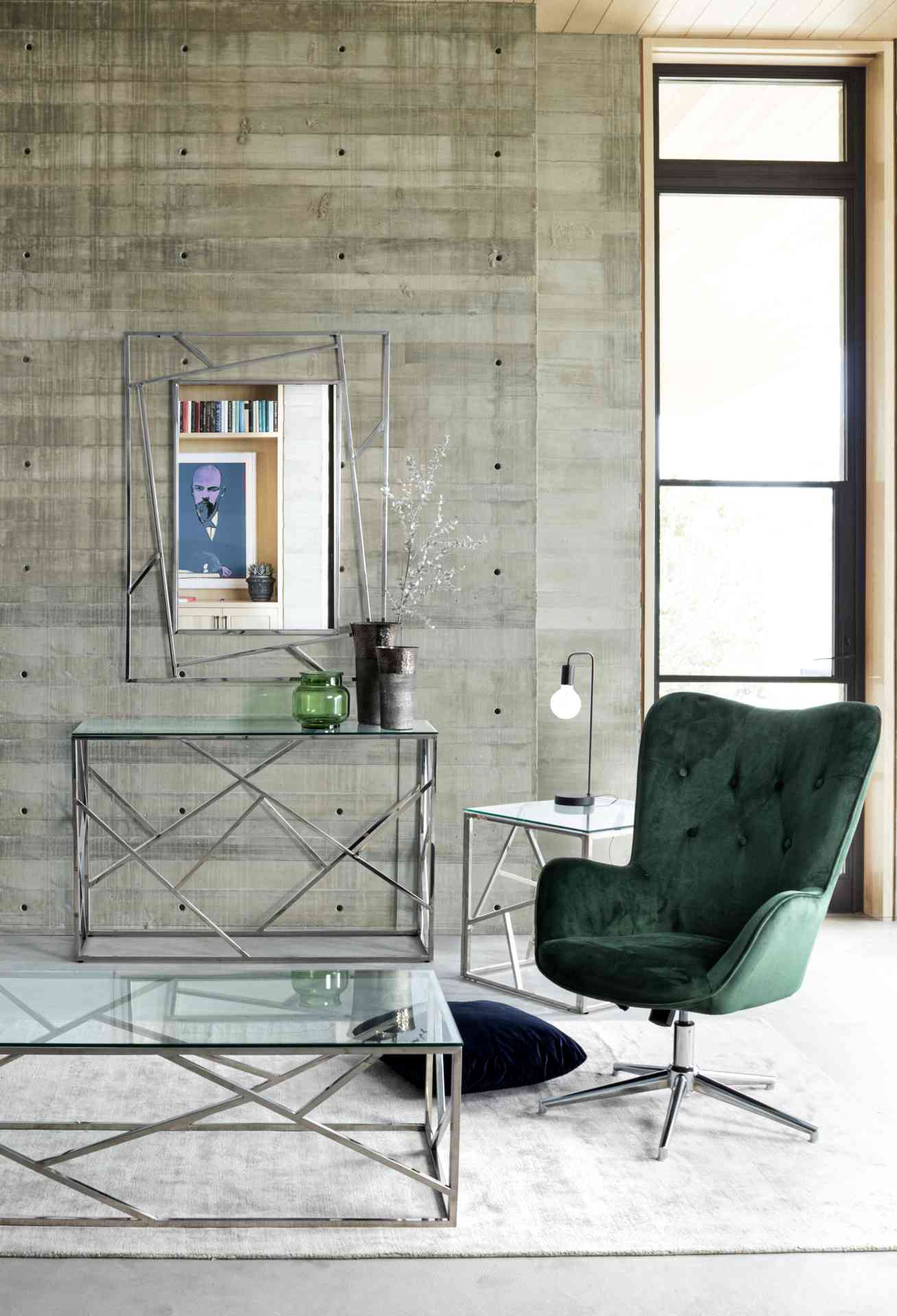 Der Sessel Farida überzeugt mit seinem modernen Design. Gefertigt wurde er aus Samt, welcher einen grünen Farbton besitzt. Das Gestell ist aus Metall und hat eine silberne Farbe. Der Sessel besitzt eine Sitzhöhe von 45 cm. Die Breite beträgt 69 cm. Der Se