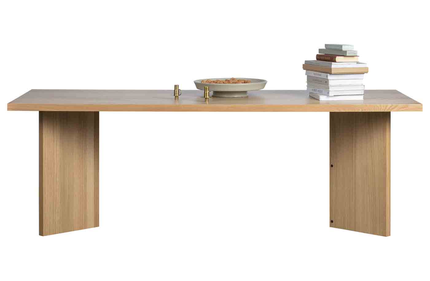 Hochwertiger Esstisch Eiche Angle in 220cm Länge mit feinem Echtholzfurnier. Tischplatte und Gestell in Eichenholz gefertigt