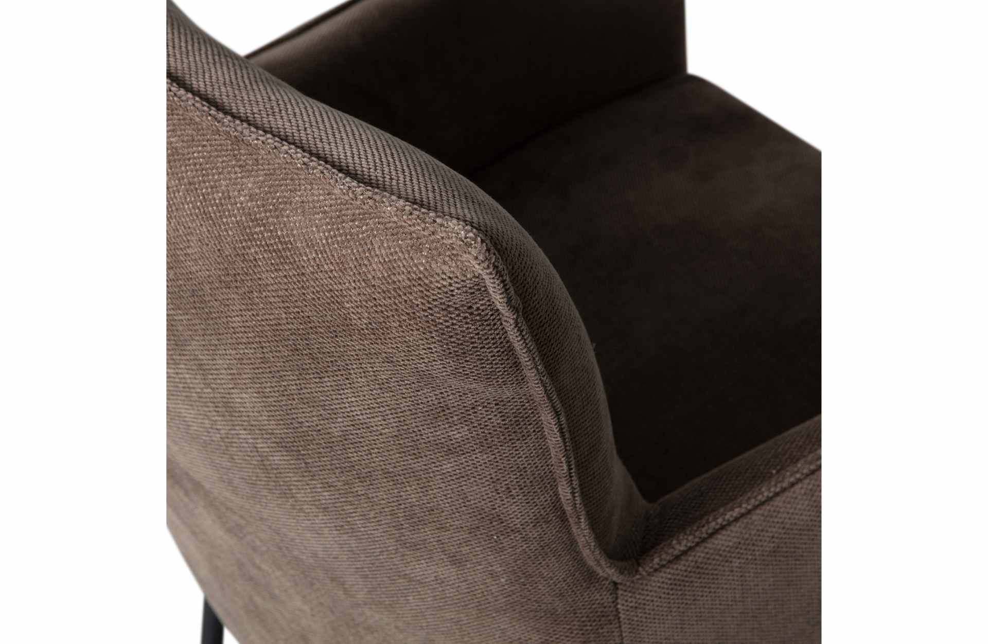 Der Esszimmerstuhl Ezra überzeugt mit seinem modernen Design. Gefertigt wurde er aus Kunstfasern, welche einen braunen Farbton besitzen. Das Gestell ist aus Metall und hat eine schwarze Farbe. Die Sitzhöhe beträgt 53 cm.