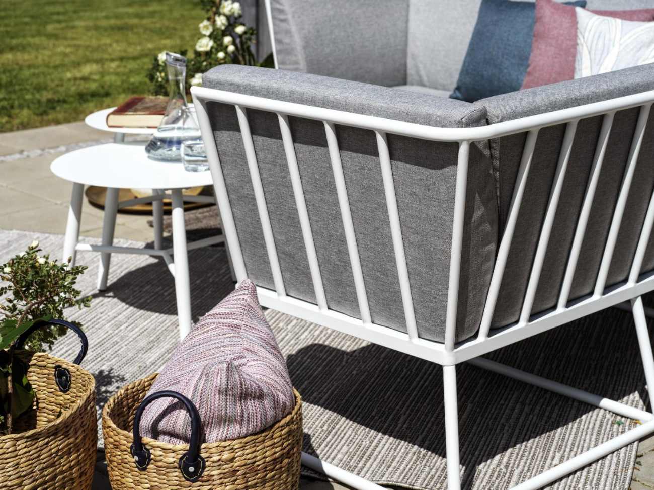 Das Gartensofa Vence überzeugt mit seinem modernen Design. Gefertigt wurde er aus Stoff, welcher einen grauen Farbton besitzt. Das Gestell ist aus Metall und hat eine weiße Farbe. Die Sitzhöhe des Sofas beträgt 43 cm.
