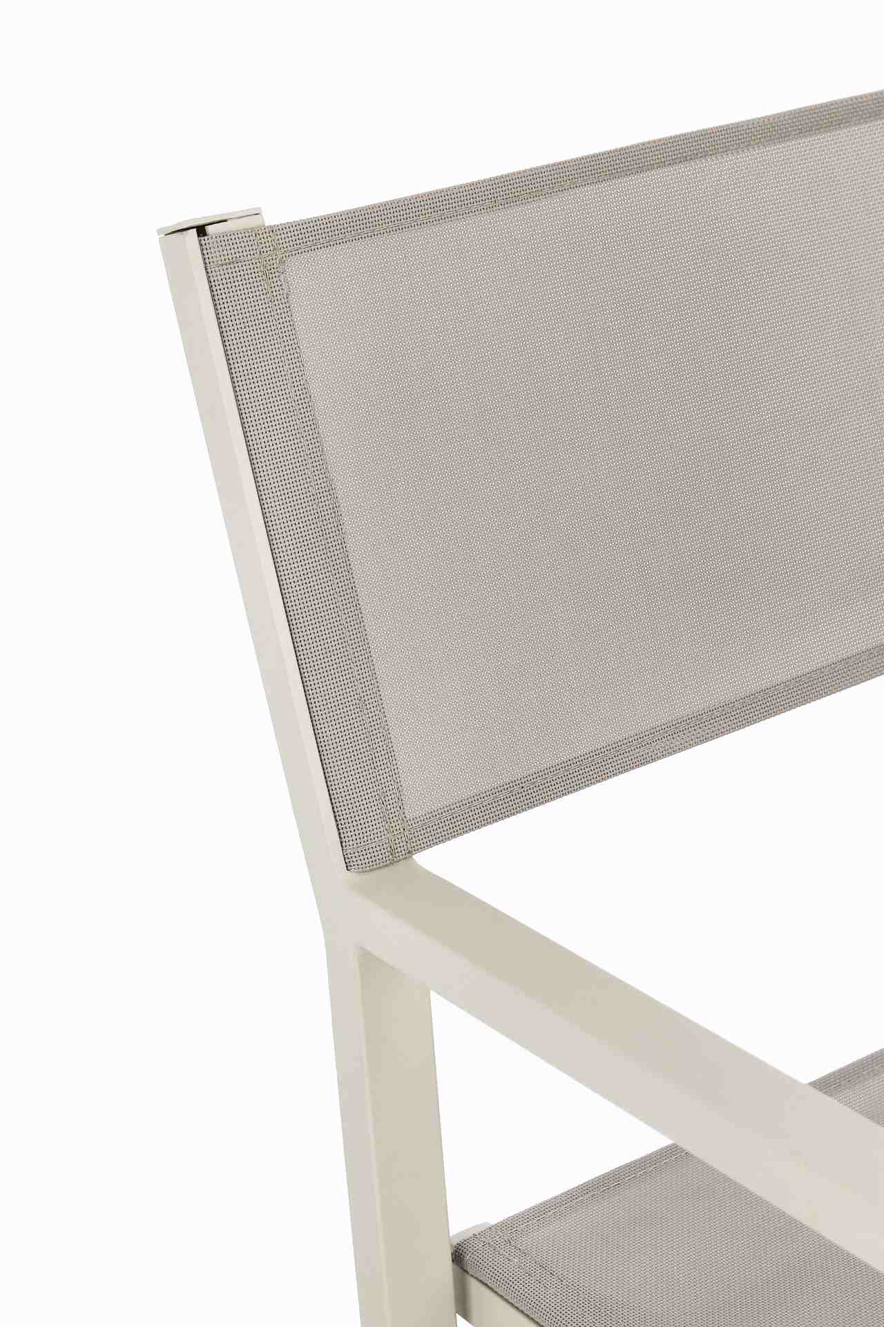 Der Gartenstuhl Konnor überzeugt mit seinem modernen Design. Gefertigt wurde er aus Textilene, welche einen Rastin Farbton besitzt. Das Gestell ist aus Aluminium und hat auch eine Rastin Farbe. Der Stuhl verfügt über eine Sitzhöhe von 46 cm und ist für de