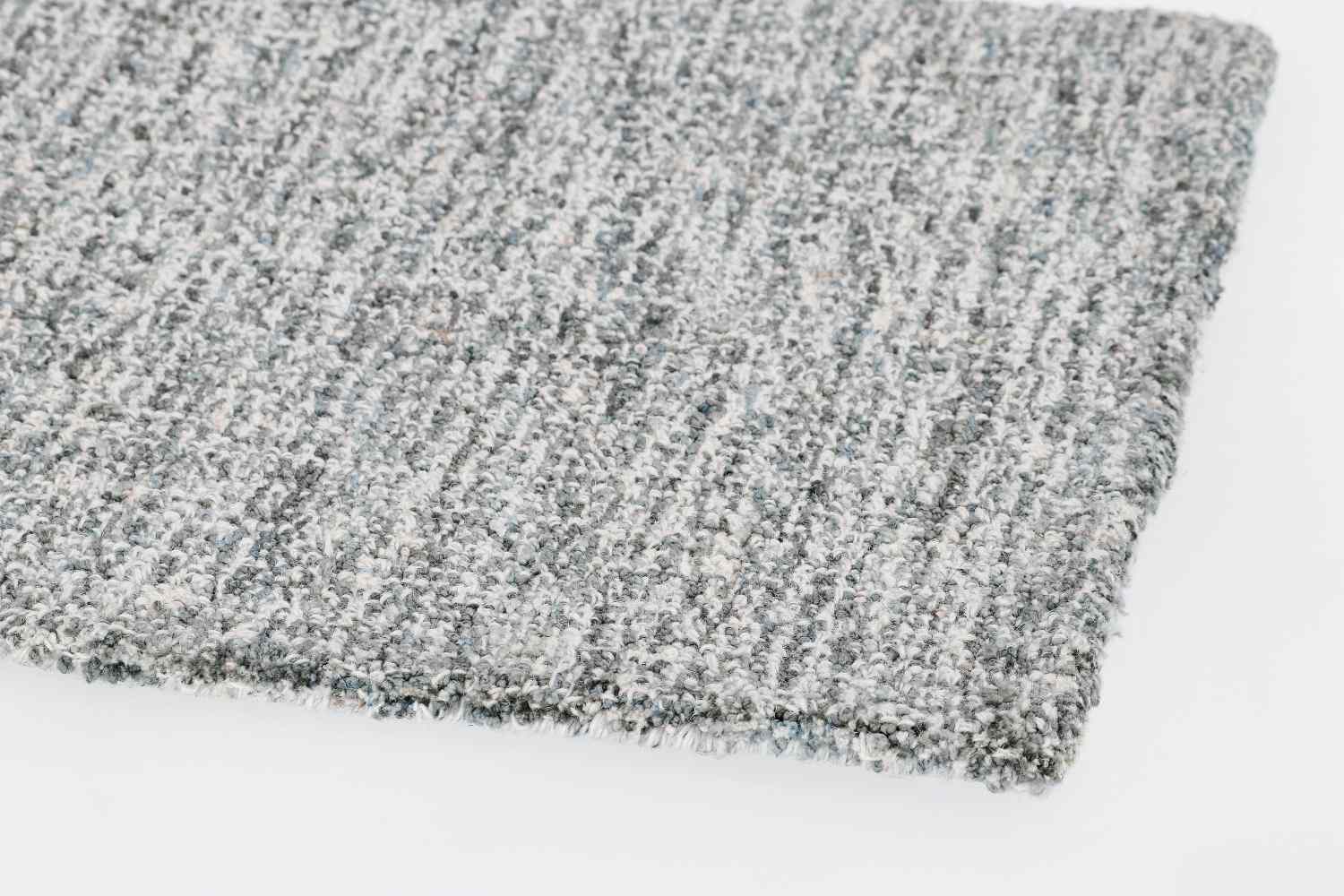Der Teppich Hansi überzeugt mit seinem klassischen Design. Gefertigt wurde die Vorderseite aus 70% Polyester und 30% Wolle, die Rückseite ist aus Baumwolle. Der Teppich besitzt eine grauen Farbton und die Maße von 160x230 cm.