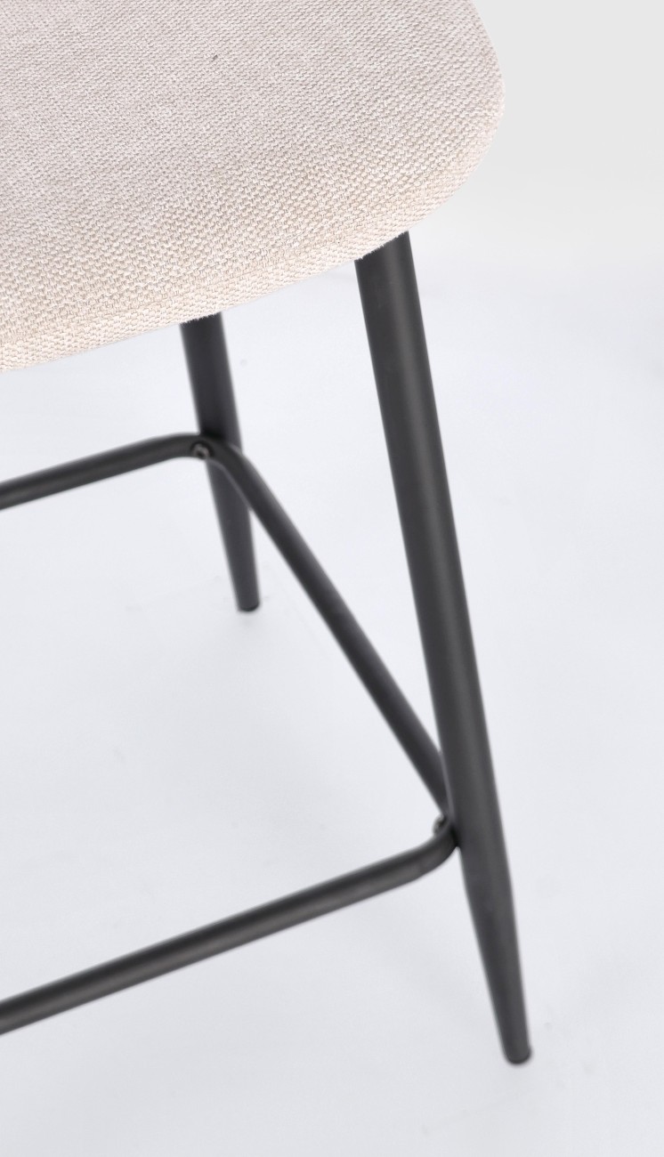 Der Barhocker Odelia überzeugt mit seinem modernen Stil. Gefertigt wurde er aus Stoff, welcher einen Beigen Farbton besitzt. Das Gestell ist aus Metall und hat eine schwarze Farbe. Der Barhocker besitzt eine Sitzhöhe von 65 cm.