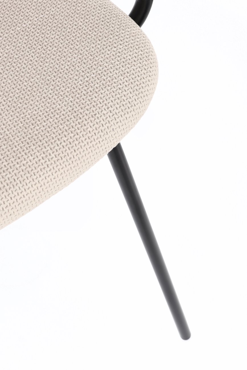 Der Esszimmerstuhl Sienna überzeugt mit seinem modernen Stil. Gefertigt wurde er aus Stoff, welcher einen Beigen Farbton besitzt. Das Gestell ist aus Metall und hat eine schwarze Farbe. Der Stuhl besitzt eine Sitzhöhe von 48 cm.