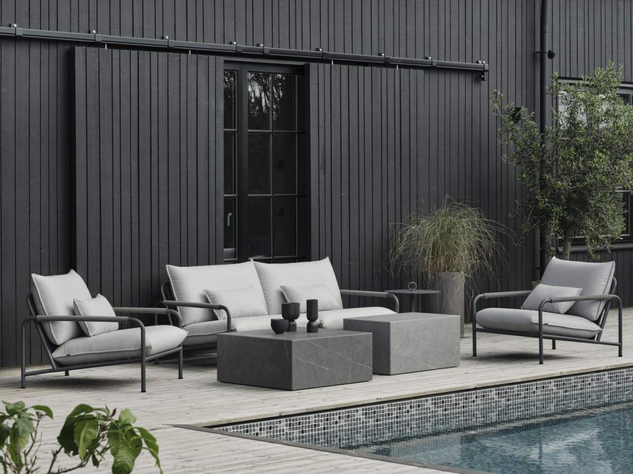 Das Gartensofa Lerberget überzeugt mit seinem modernen Design. Gefertigt wurde er aus Stoff, welcher einen grauen Farbton besitzt. Das Gestell ist aus Metall und hat eine Anthrazit Farbe. Die Sitzhöhe des Sofas beträgt 42 cm.