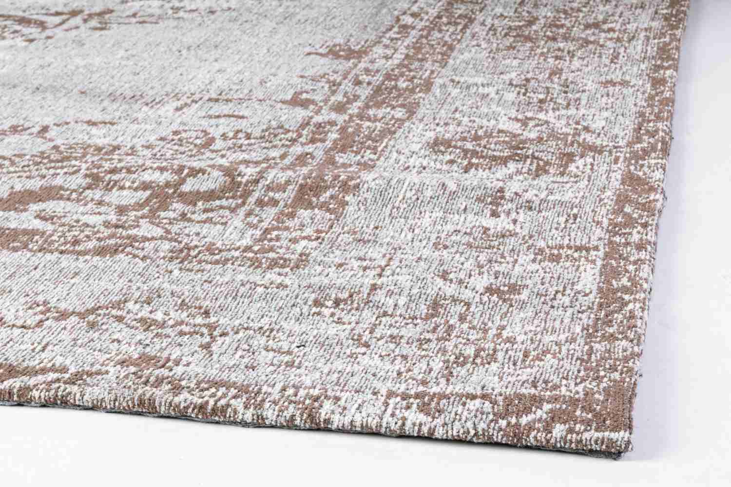 Der Teppich Sirial überzeugt mit seinem klassischen Design. Gefertigt wurde die Vorderseite aus 95% Chenille und 5% Polyester, die Rückseite aus 100% Baumwolle. Der Teppich besitzt einen hellgrauen Farbton und die Maße von 140x200 cm.