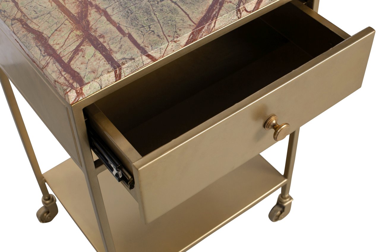 Der Nachttisch Clinc überzeugt mit seinem modernen Stil. Gefertigt wurde er aus einer Marmorplatte, welche einen hellen Farbton besitzt. Das Gestell ist aus Metall und hat eine goldene Farbe. Der Nachttisch verfügt über eine Schublade und ein Fach.