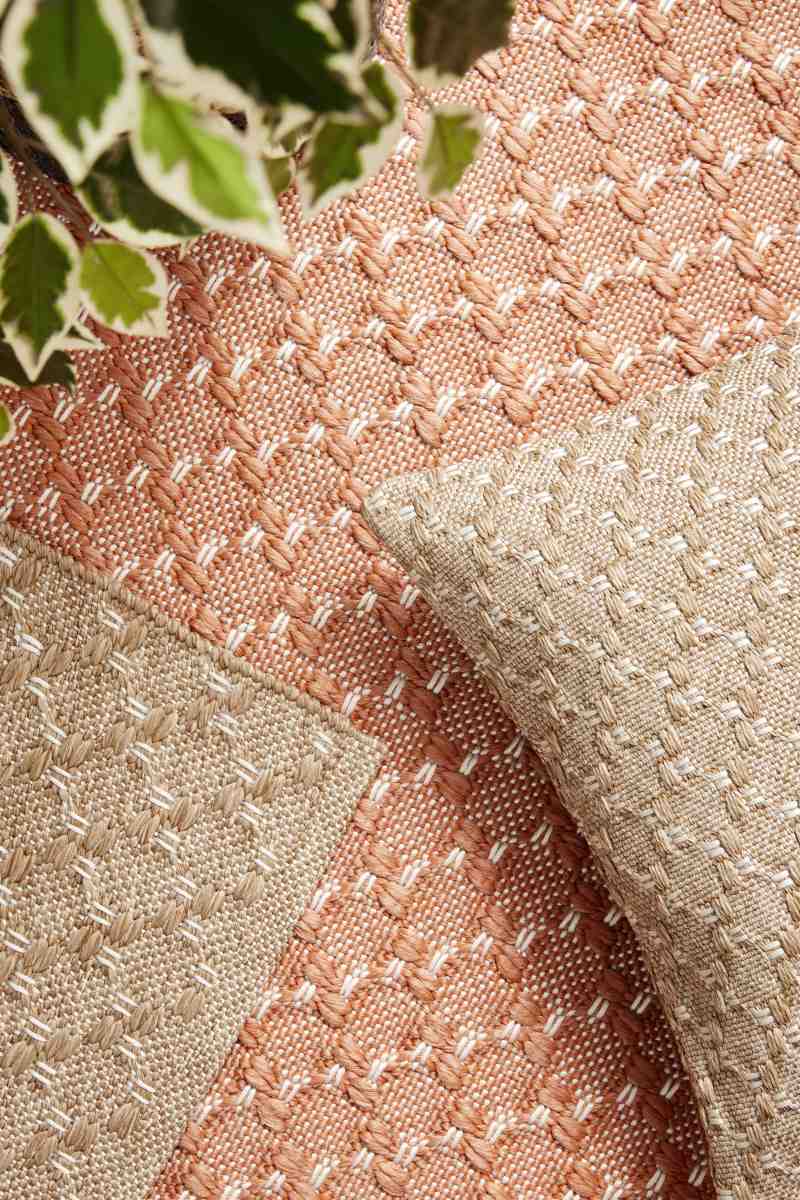 Der Outdoor Teppich Bhajan überzeugt mit seinem modernen Design. Gefertigt wurde er aus Kunststofffasern, welche einen rosa Farbton besitzt. Der Teppich verfügt über eine Größe von 200x300 cm und ist für den Outdoor Bereich geeignet.