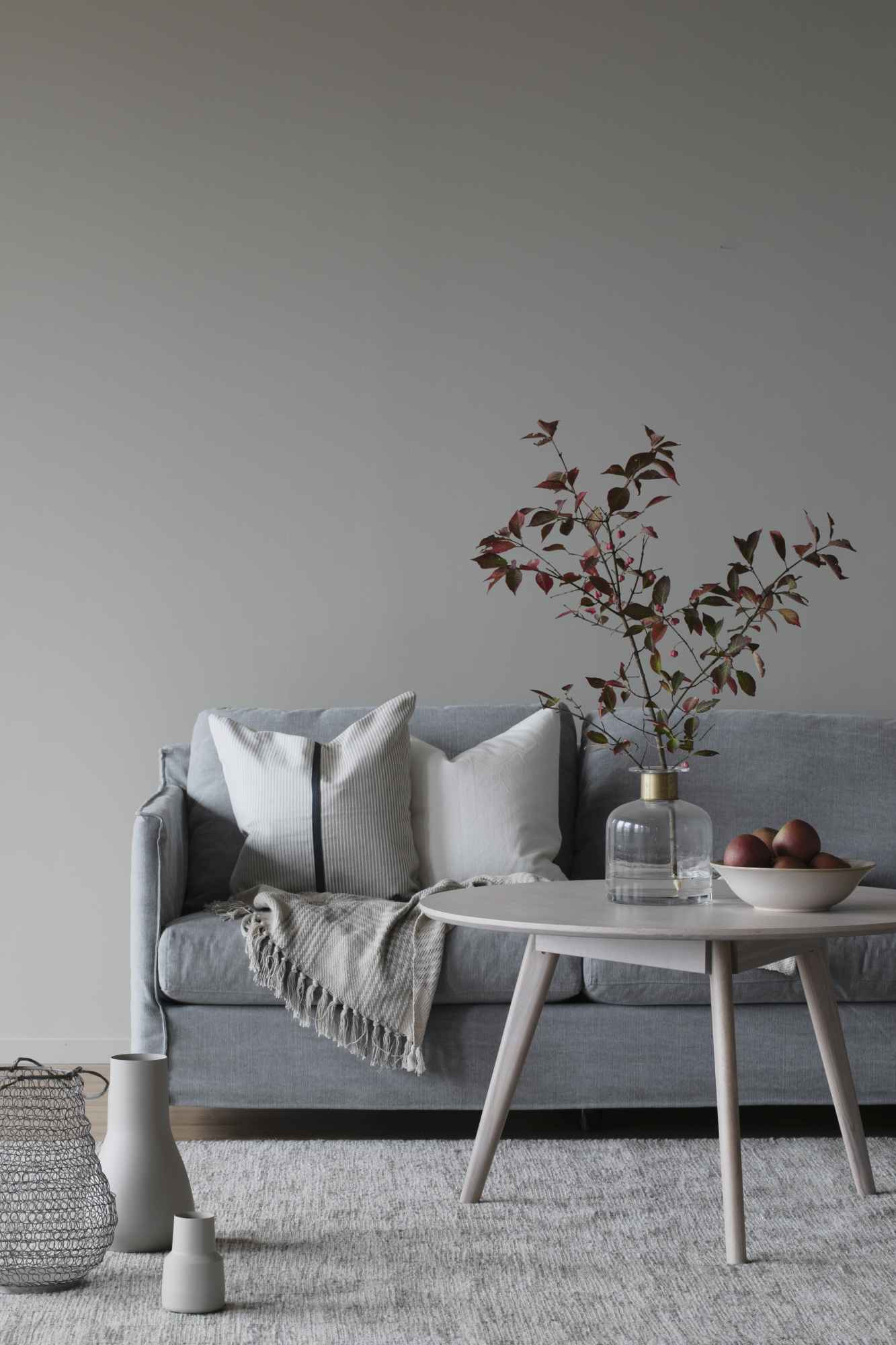 Edles Möbelstück: Couchtisch Yumi Rund 90cm, Esche Weiß pigmentiert für stilvolle Einrichtung.