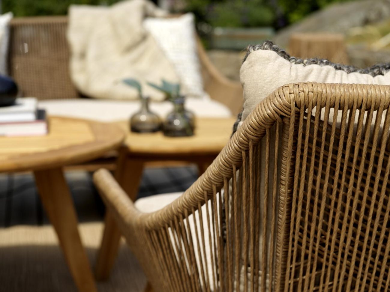 Der Gartensessel Hassel überzeugt mit seinem modernen Design. Gefertigt wurde er aus Rattan, welches einen braunen Farbton besitzt. Das Gestell ist aus Teakholz und hat eine natürliche Farbe. Die Sitzhöhe des Sessels beträgt 47 cm.
