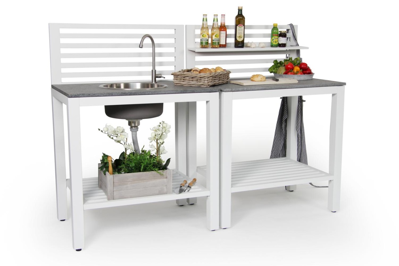 Die Gartenküche Bellac überzeugt mit ihrem modernen Design. Gefertigt wurde sie aus Aluminium, welches einen weißen Farbton besitzt. Die Küche verfügt über eine Stein-Platte. Das Element verfügt über ein Waschbecken, welches an einen Gartenschlauch angesc