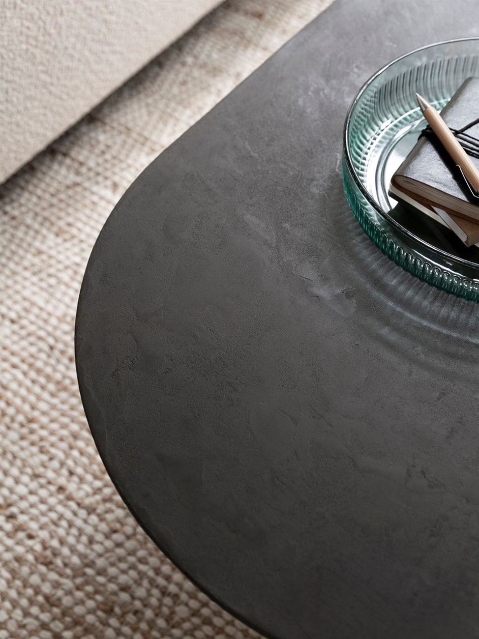 Der Couchtisch Soho überzeugt mit seinem modernen Design. Gefertigt wurde es aus recyceltem Teakholz, welches einen schwarzen Farbton besitzt. Das Gestell ist aus Metall und hat eine schwarze Farbe. Der Couchtisch besitzt eine Breite von 150 cm.