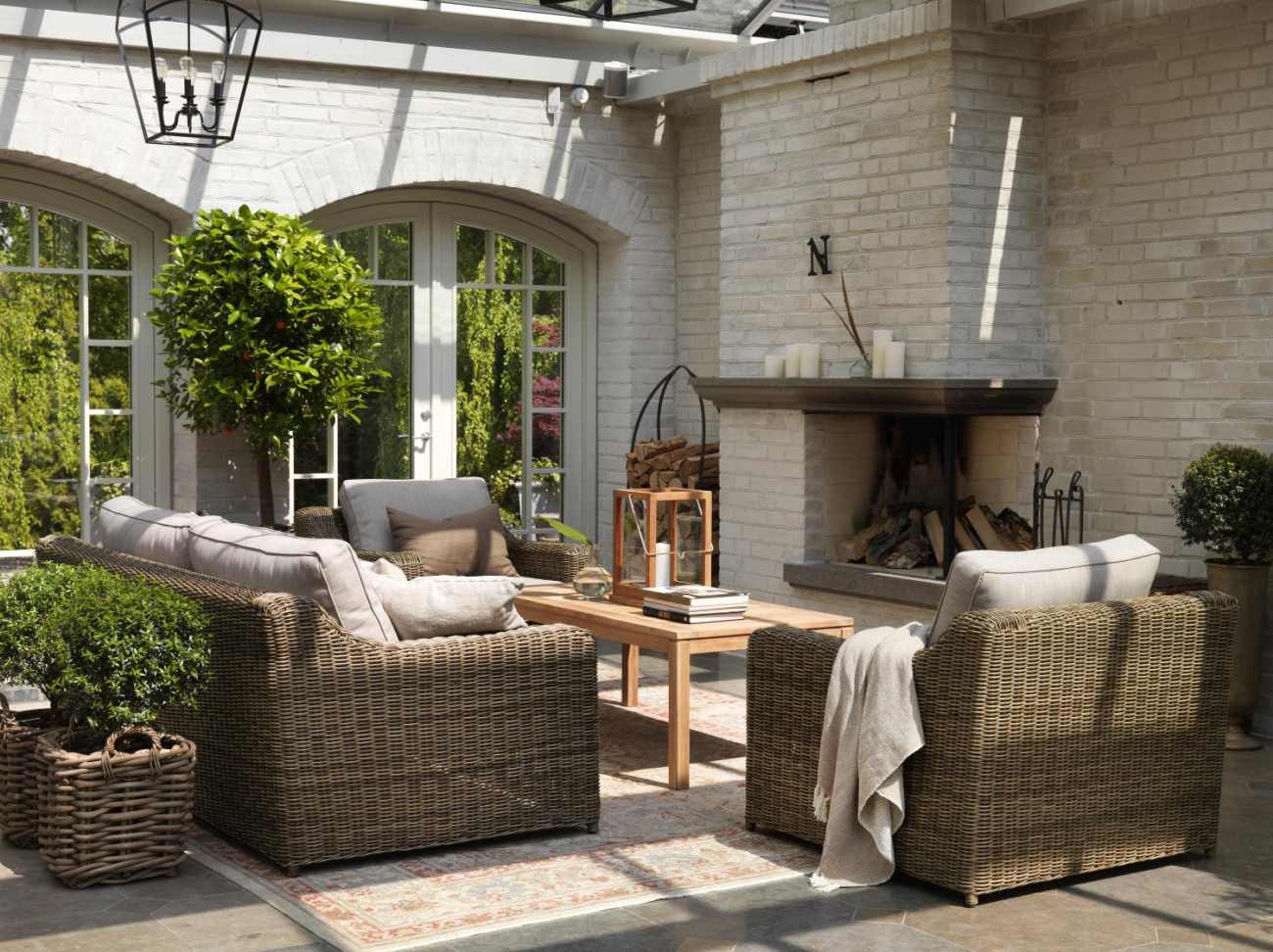 Das Gartensofa Glendon überzeugt mit seinem modernen Design. Gefertigt wurde er aus Rattan, welches einen braunen Farbton besitzt. Das Gestell ist auch aus Rattan und hat eine braune Farbe. Die Sitzhöhe des Sofas beträgt 42 cm.