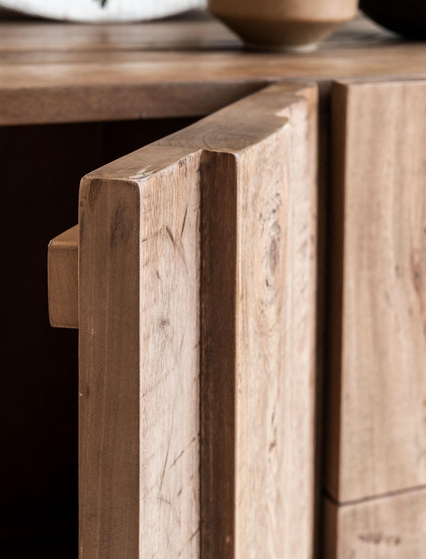 Das Sideboard Stripes überzeugt mit seinem modernem aber auch massivem Design. Gefertigt wurde das Sideboard aus verschiedenen Holzarten, welche einen natürlichen Farbton besitzen. Das Gestell ist aus Metall und ist Schwarz. Das Sideboard verfügt über vie