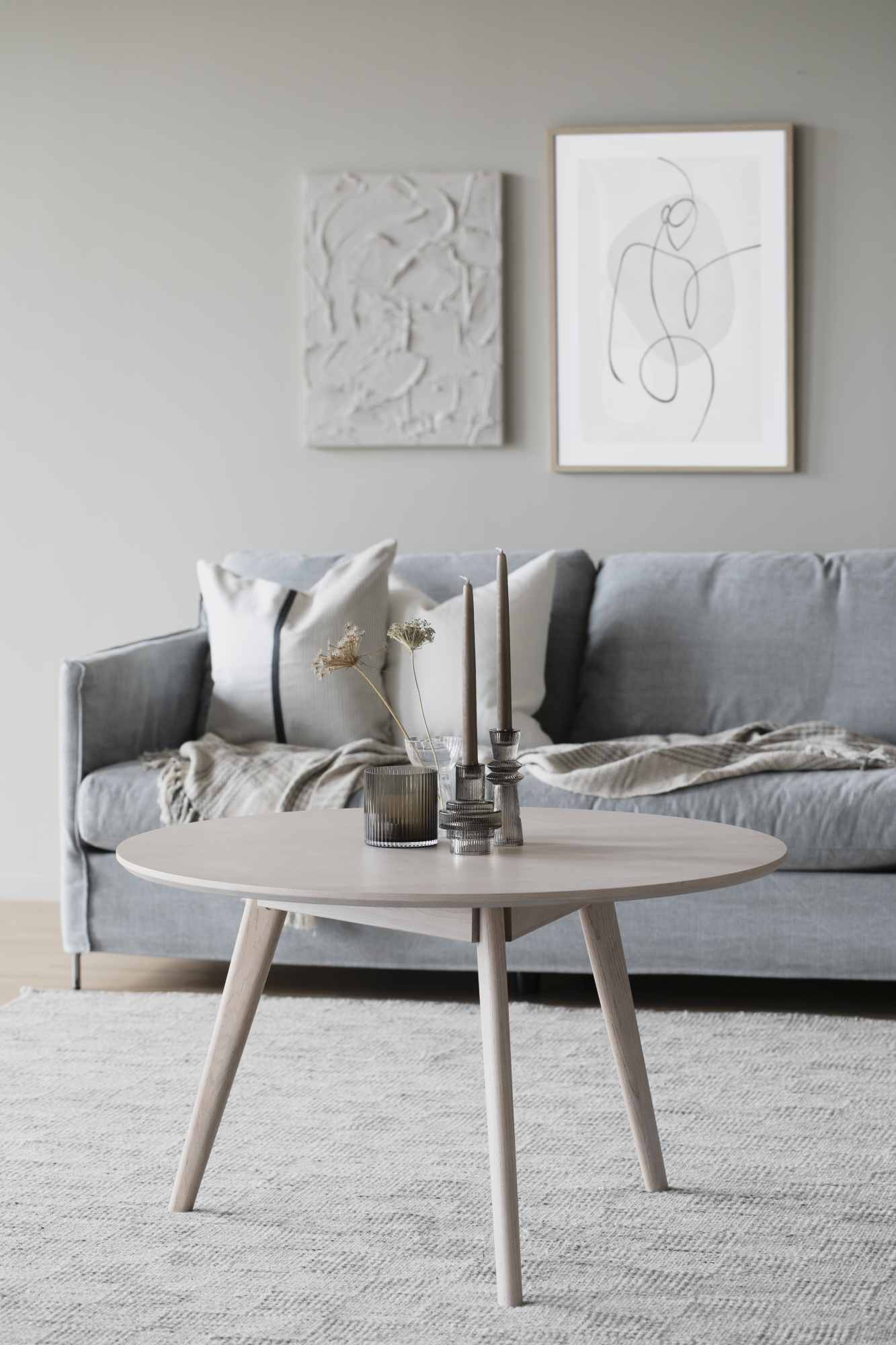 Edles Möbelstück: Couchtisch Yumi Rund 90cm, Esche Weiß pigmentiert für stilvolle Einrichtung.